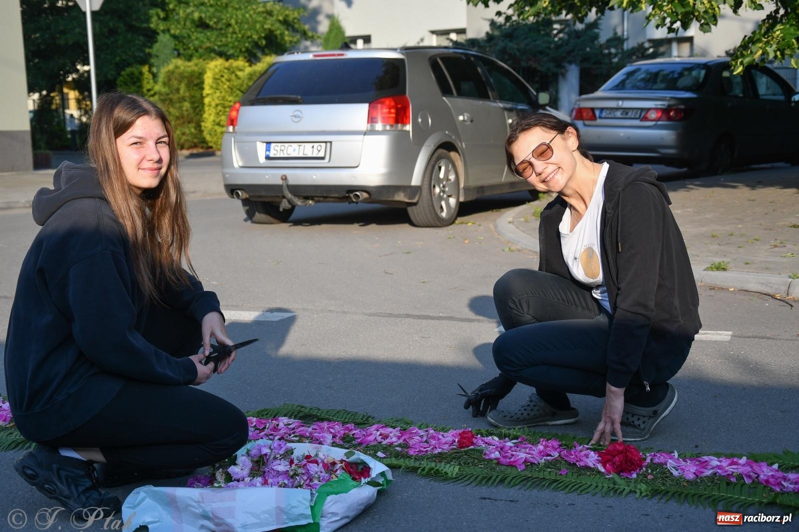 Zdjęcie w galerii na portalu naszraciborz.pl: To oni pięknie przystroili Nowe Zagrody i teren wokół kościoła Matki Bożej  wiadomości z regionu