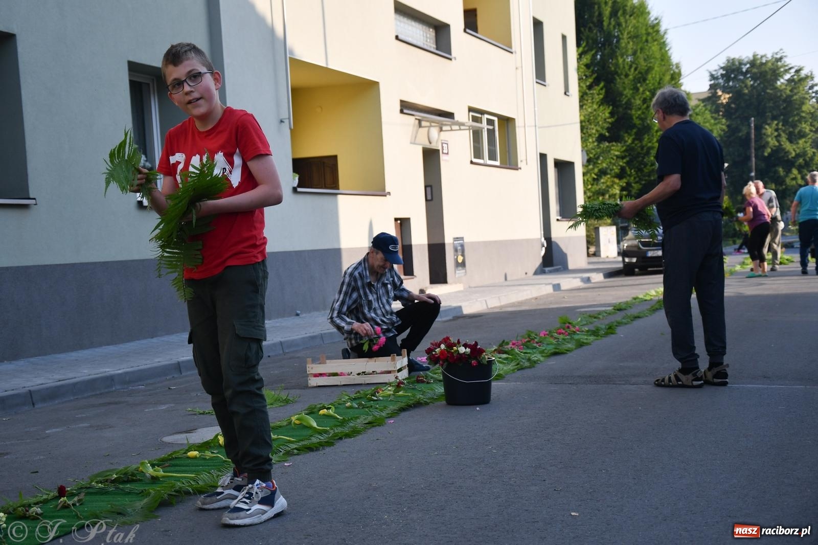 Zdjęcie w galerii na portalu naszraciborz.pl: To oni pięknie przystroili Nowe Zagrody i teren wokół kościoła Matki Bożej  wiadomości z regionu