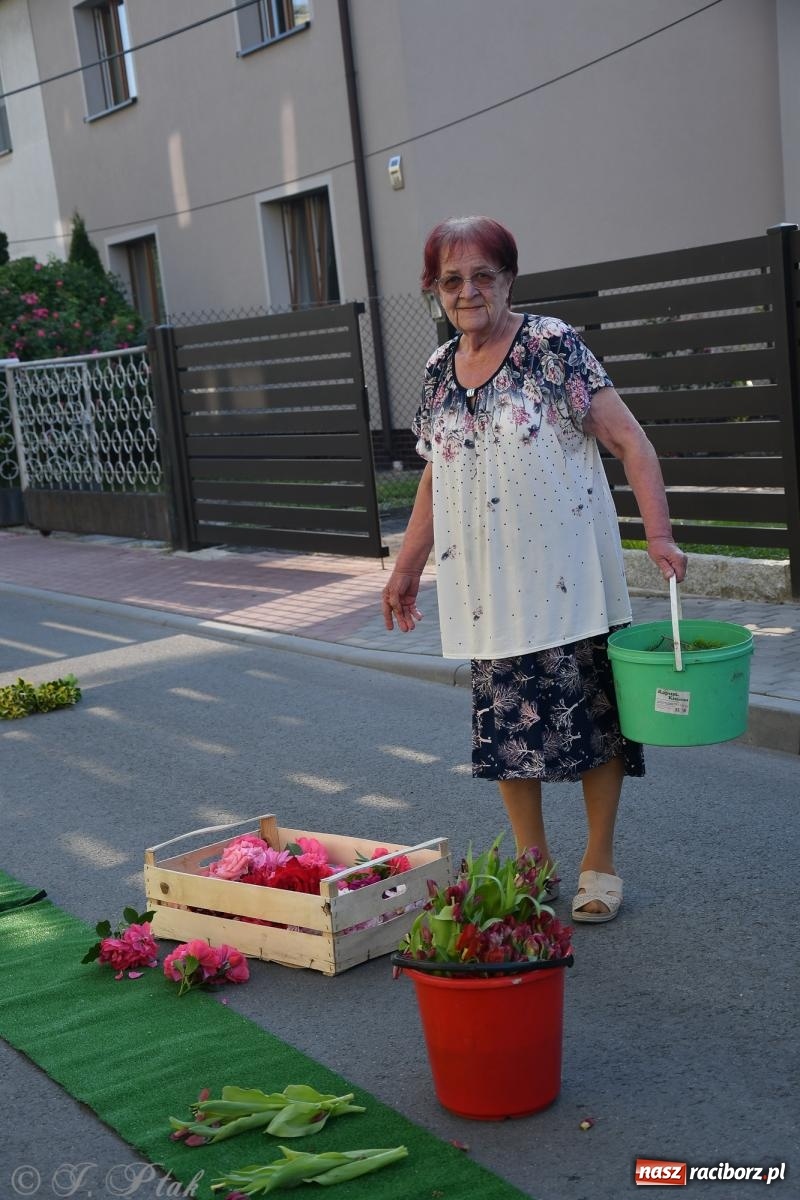 Zdjęcie w galerii na portalu naszraciborz.pl: To oni pięknie przystroili Nowe Zagrody i teren wokół kościoła Matki Bożej  wiadomości z regionu