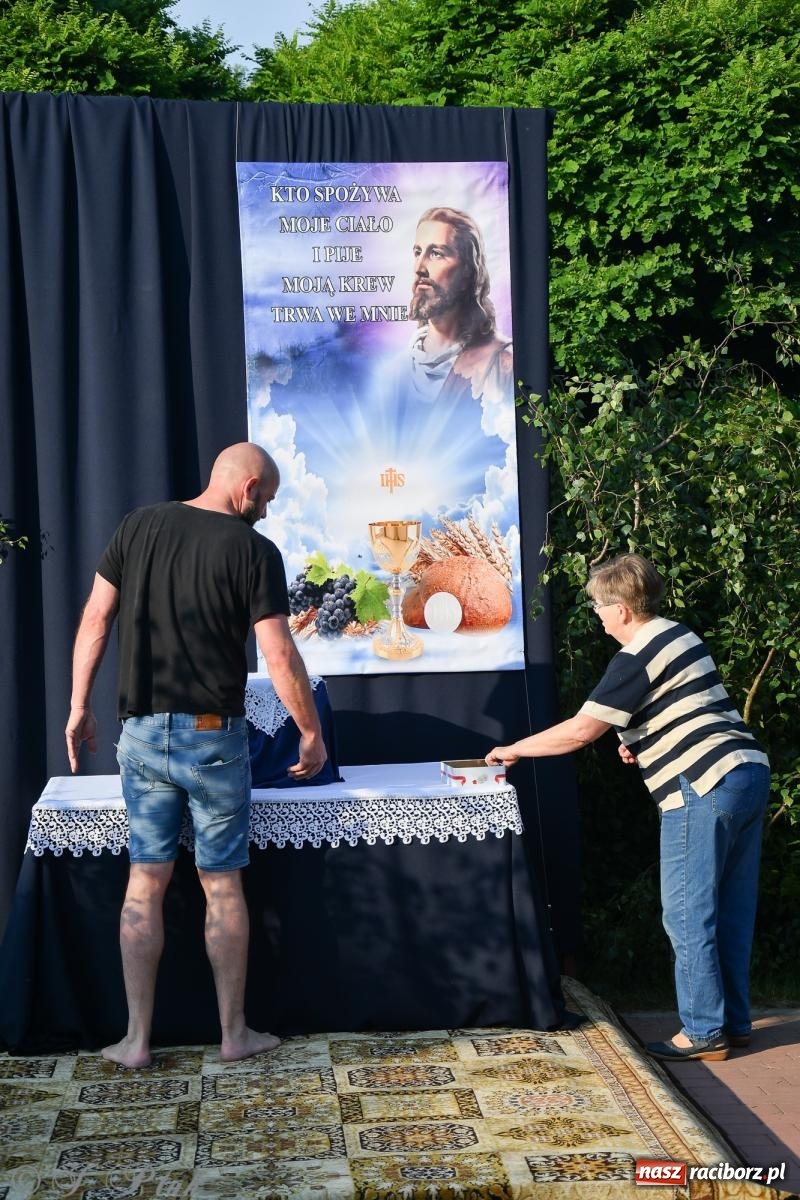 Zdjęcie w galerii na portalu naszraciborz.pl: To oni pięknie przystroili Nowe Zagrody i teren wokół kościoła Matki Bożej  wiadomości z regionu