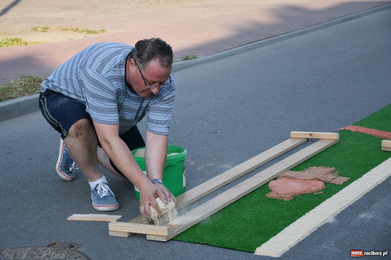 Zdjęcie w galerii na portalu naszraciborz.pl: To oni pięknie przystroili Nowe Zagrody i teren wokół kościoła Matki Bożej  wiadomości z regionu