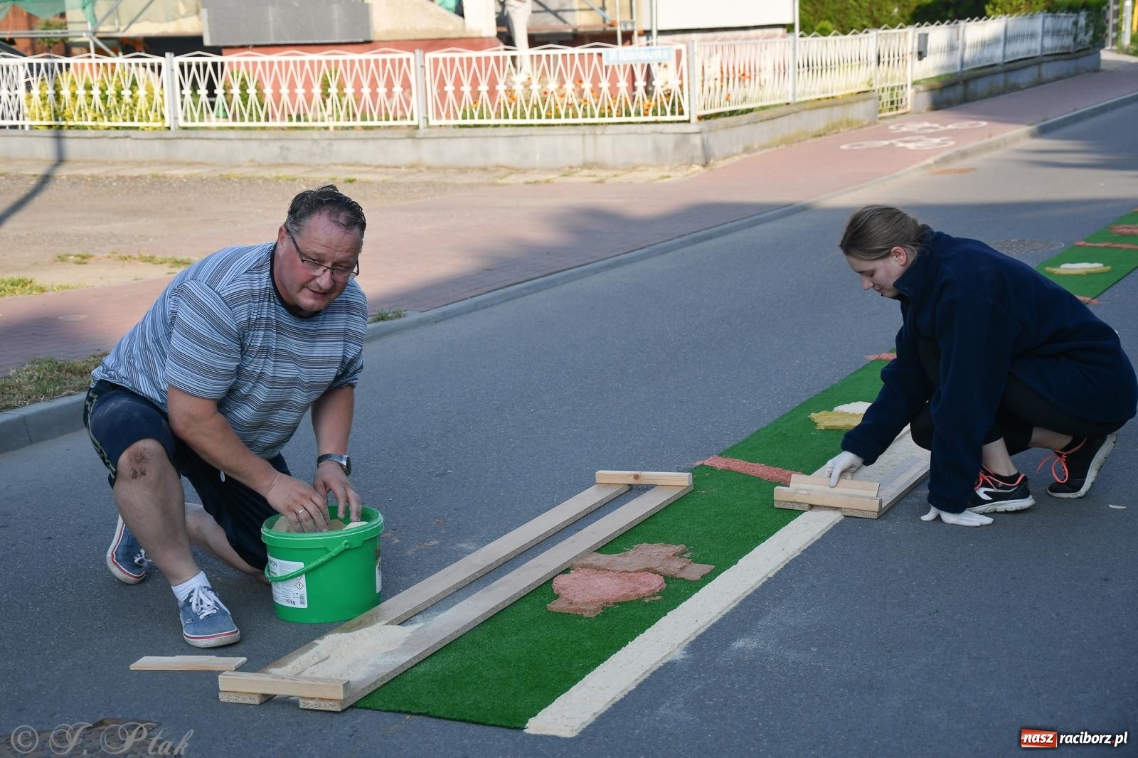 Zdjęcie w galerii na portalu naszraciborz.pl: To oni pięknie przystroili Nowe Zagrody i teren wokół kościoła Matki Bożej  wiadomości z regionu