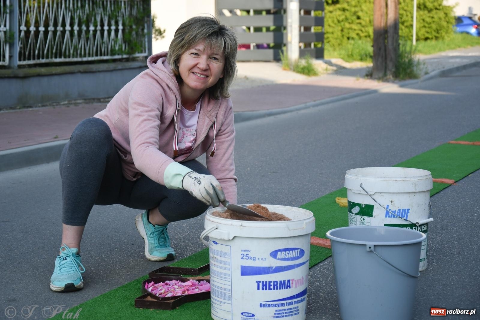 Zdjęcie w galerii na portalu naszraciborz.pl: To oni pięknie przystroili Nowe Zagrody i teren wokół kościoła Matki Bożej  wiadomości z regionu