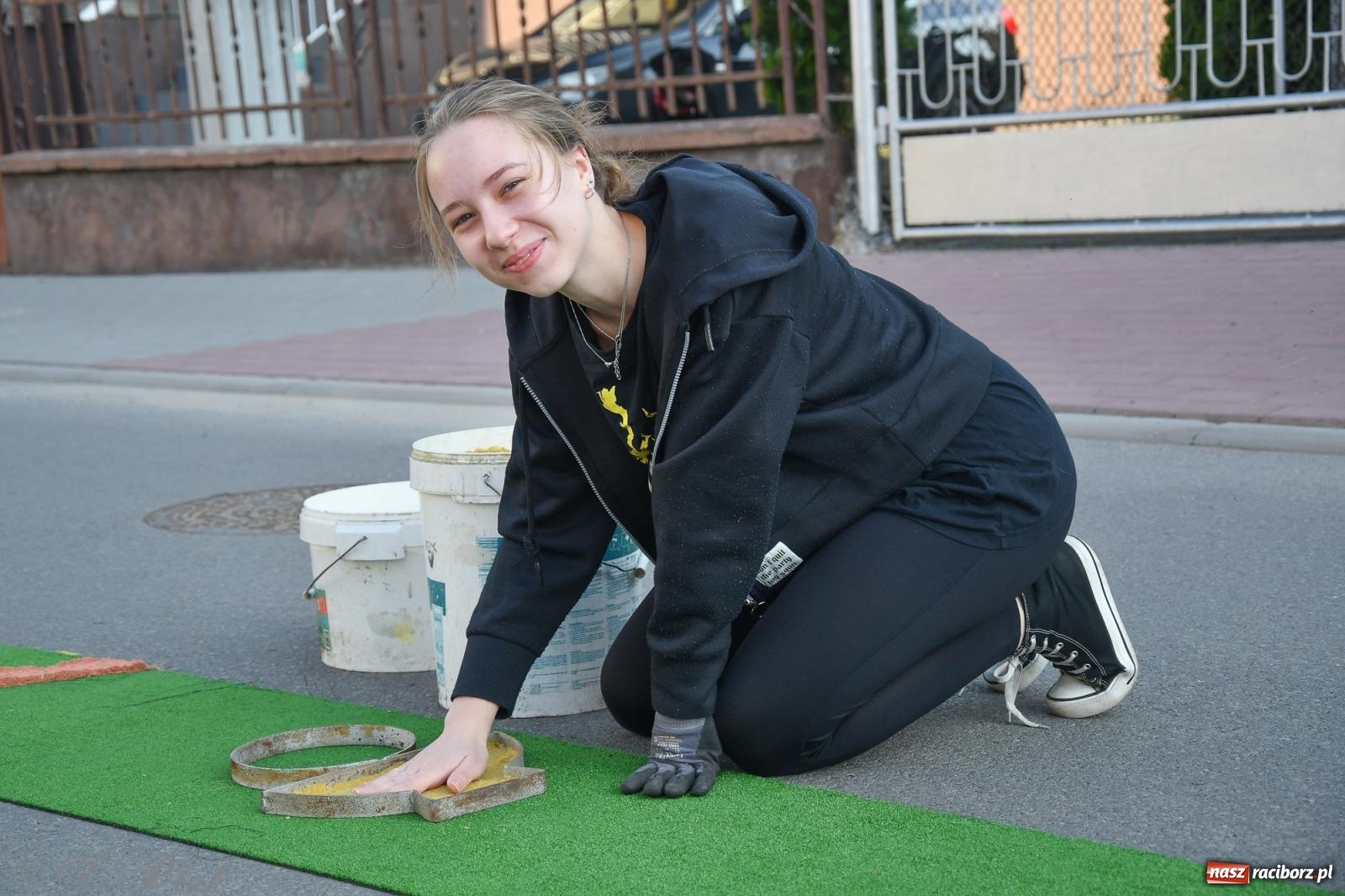 Zdjęcie w galerii na portalu naszraciborz.pl: To oni pięknie przystroili Nowe Zagrody i teren wokół kościoła Matki Bożej  wiadomości z regionu