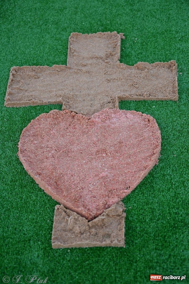 Zdjęcie w galerii na portalu naszraciborz.pl: To oni pięknie przystroili Nowe Zagrody i teren wokół kościoła Matki Bożej  wiadomości z regionu