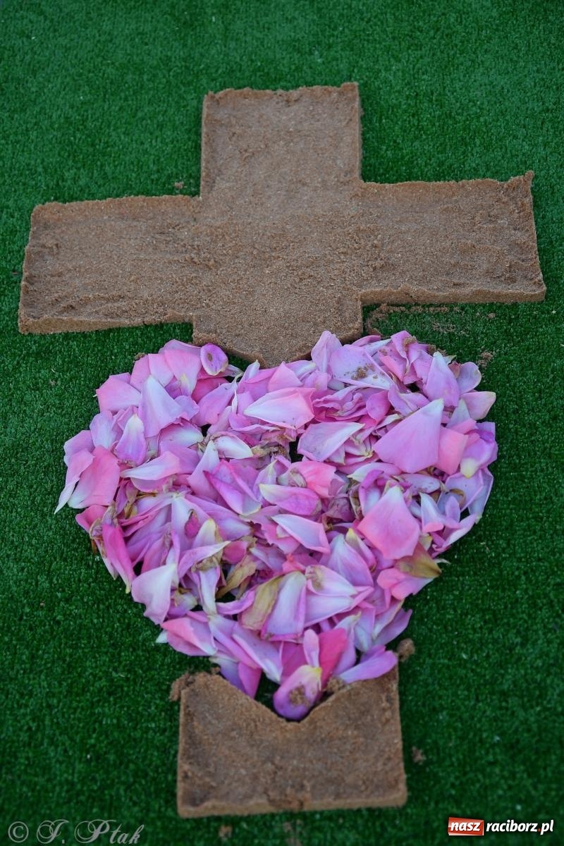 Zdjęcie w galerii na portalu naszraciborz.pl: To oni pięknie przystroili Nowe Zagrody i teren wokół kościoła Matki Bożej  wiadomości z regionu