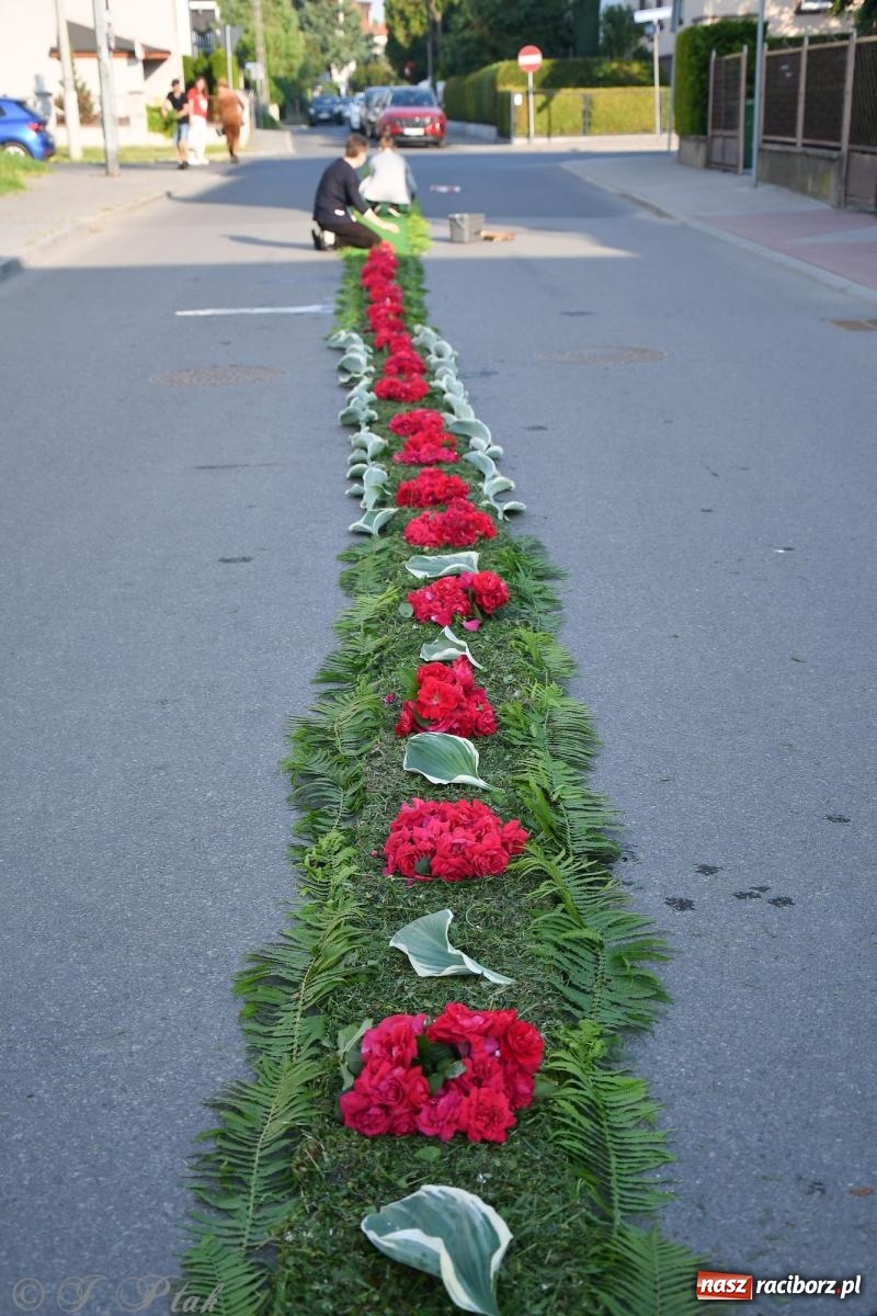 Zdjęcie w galerii na portalu naszraciborz.pl: To oni pięknie przystroili Nowe Zagrody i teren wokół kościoła Matki Bożej  wiadomości z regionu