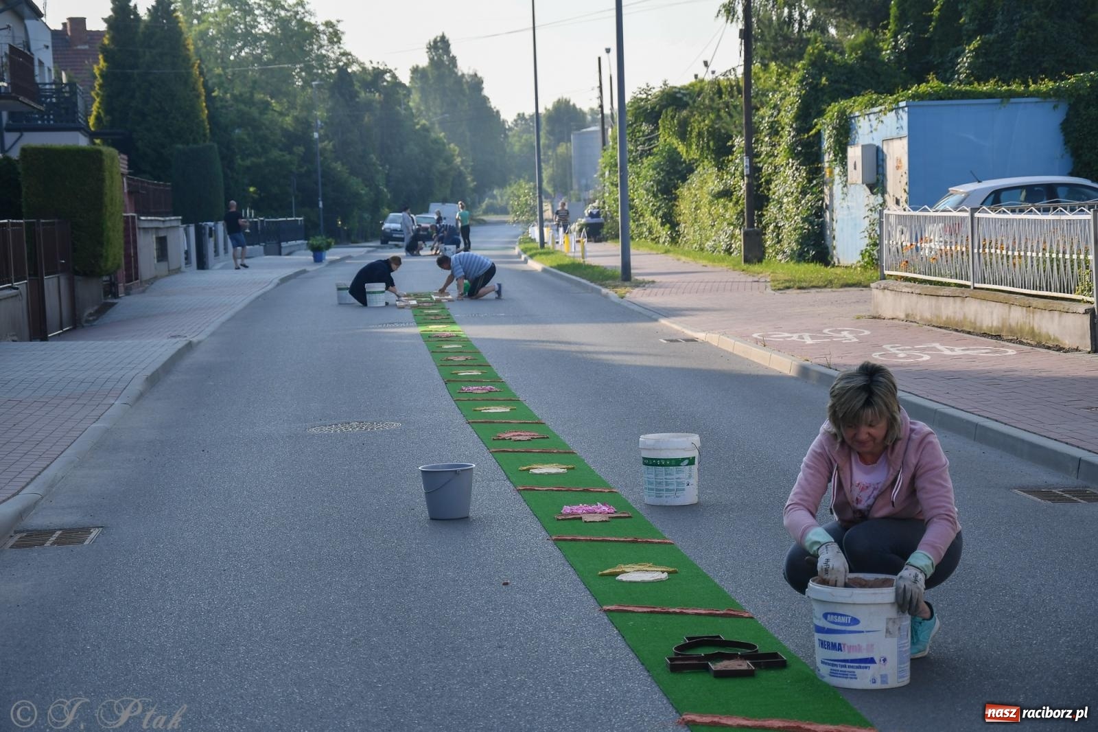 Zdjęcie w galerii na portalu naszraciborz.pl: To oni pięknie przystroili Nowe Zagrody i teren wokół kościoła Matki Bożej  wiadomości z regionu
