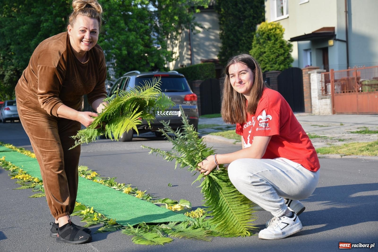Zdjęcie w galerii na portalu naszraciborz.pl: To oni pięknie przystroili Nowe Zagrody i teren wokół kościoła Matki Bożej  wiadomości z regionu