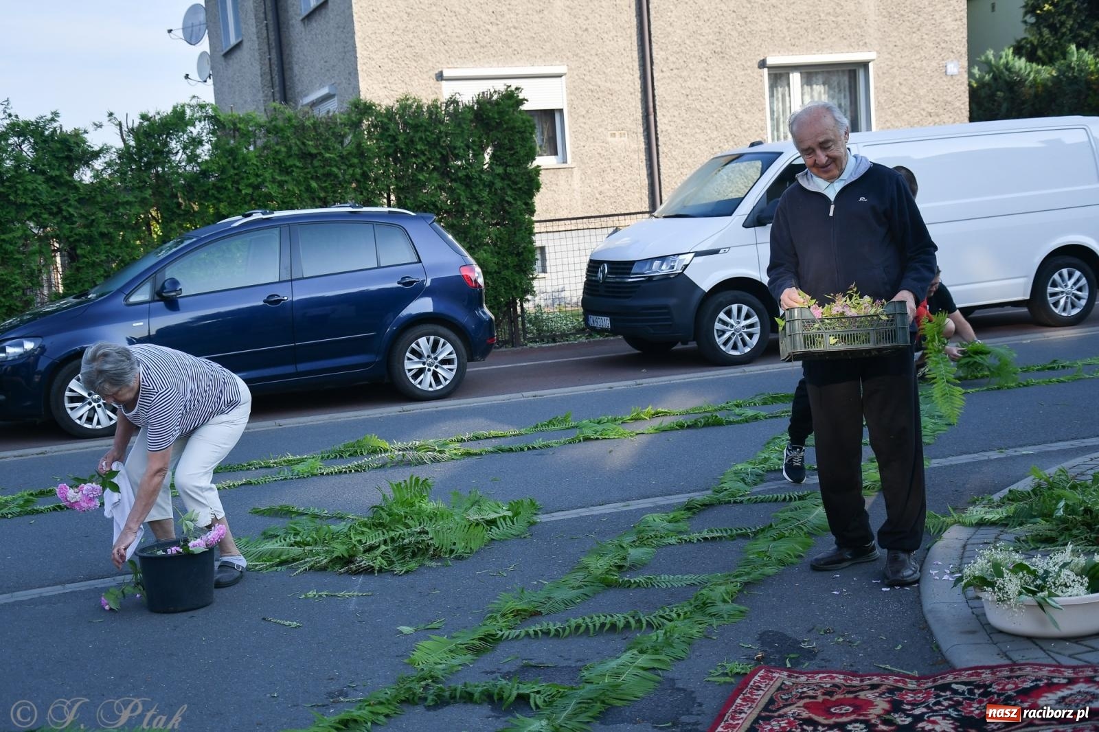 Zdjęcie w galerii na portalu naszraciborz.pl: To oni pięknie przystroili Nowe Zagrody i teren wokół kościoła Matki Bożej  wiadomości z regionu