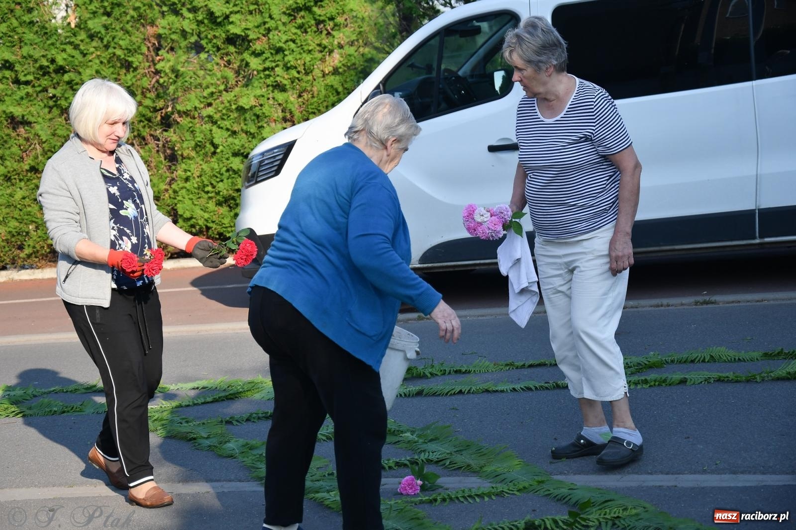 Zdjęcie w galerii na portalu naszraciborz.pl: To oni pięknie przystroili Nowe Zagrody i teren wokół kościoła Matki Bożej  wiadomości z regionu