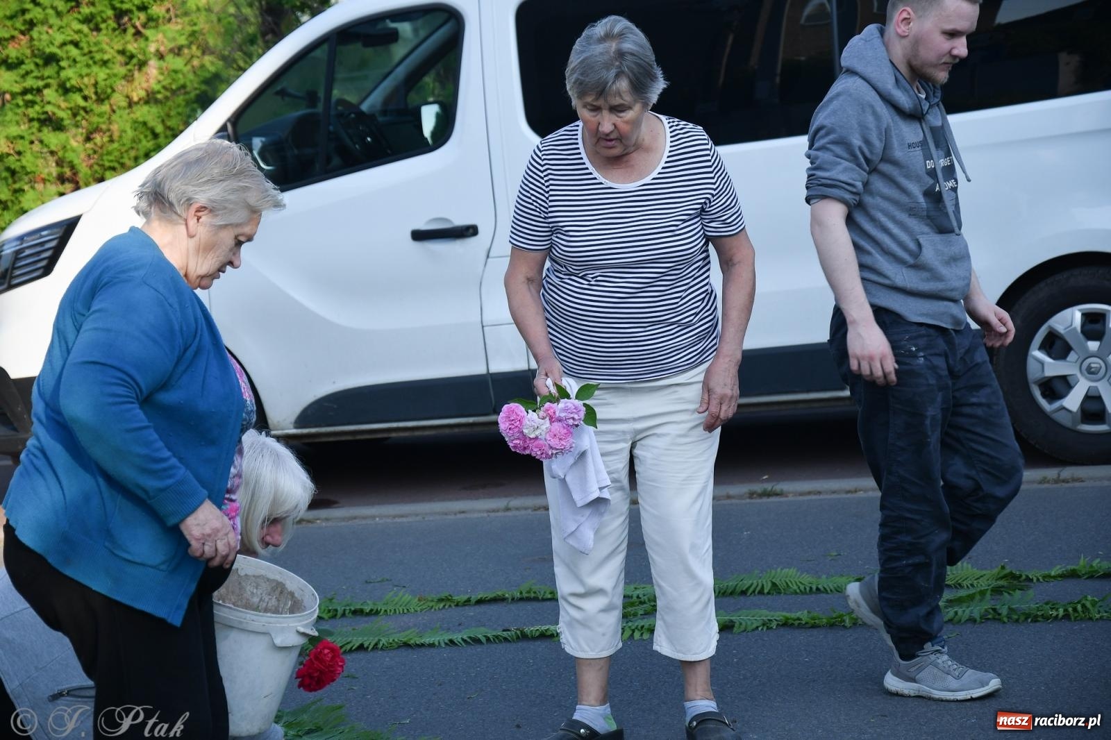 Zdjęcie w galerii na portalu naszraciborz.pl: To oni pięknie przystroili Nowe Zagrody i teren wokół kościoła Matki Bożej  wiadomości z regionu