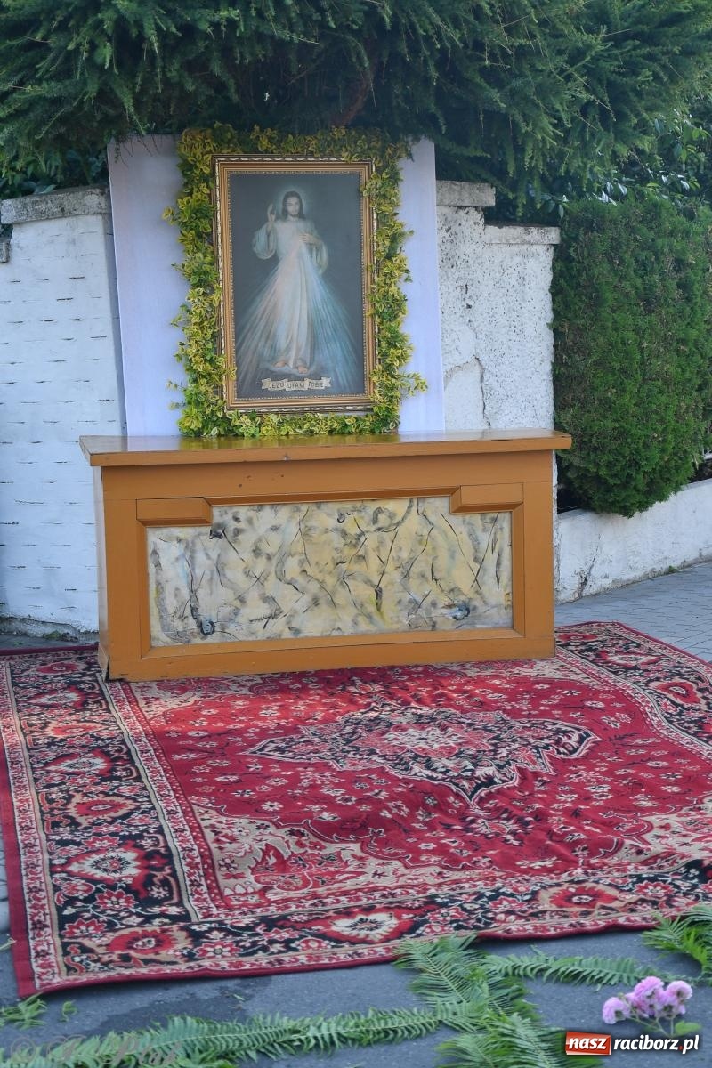 Zdjęcie w galerii na portalu naszraciborz.pl: To oni pięknie przystroili Nowe Zagrody i teren wokół kościoła Matki Bożej  wiadomości z regionu