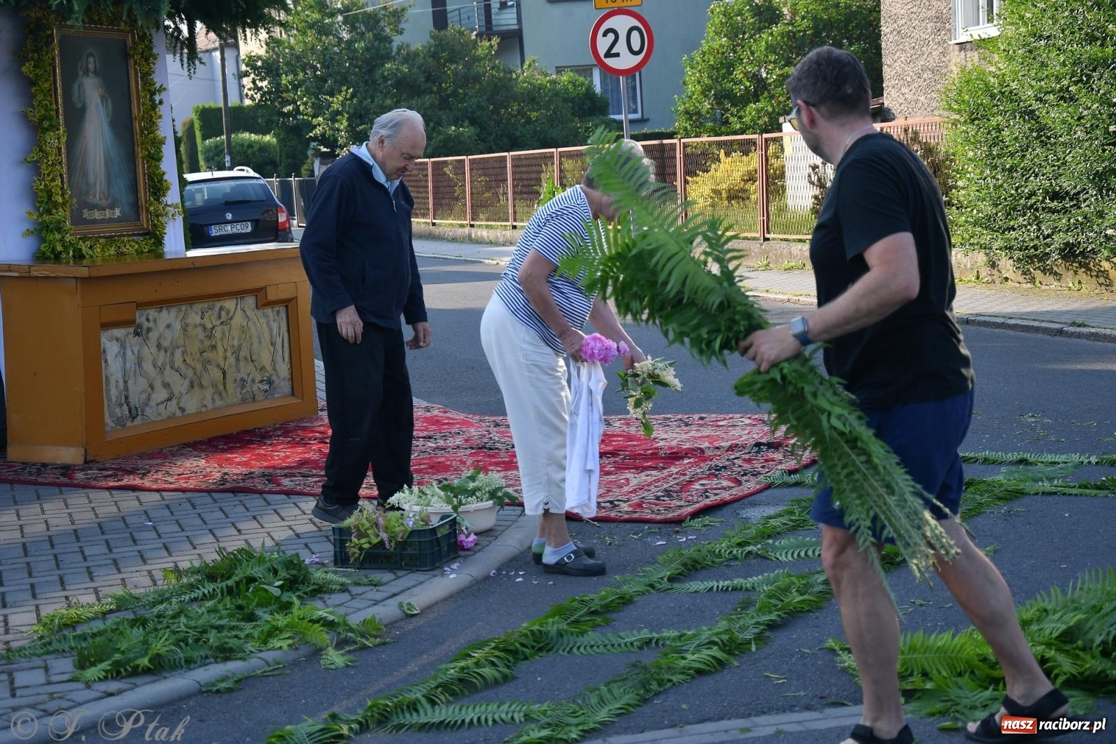 Zdjęcie w galerii na portalu naszraciborz.pl: To oni pięknie przystroili Nowe Zagrody i teren wokół kościoła Matki Bożej  wiadomości z regionu