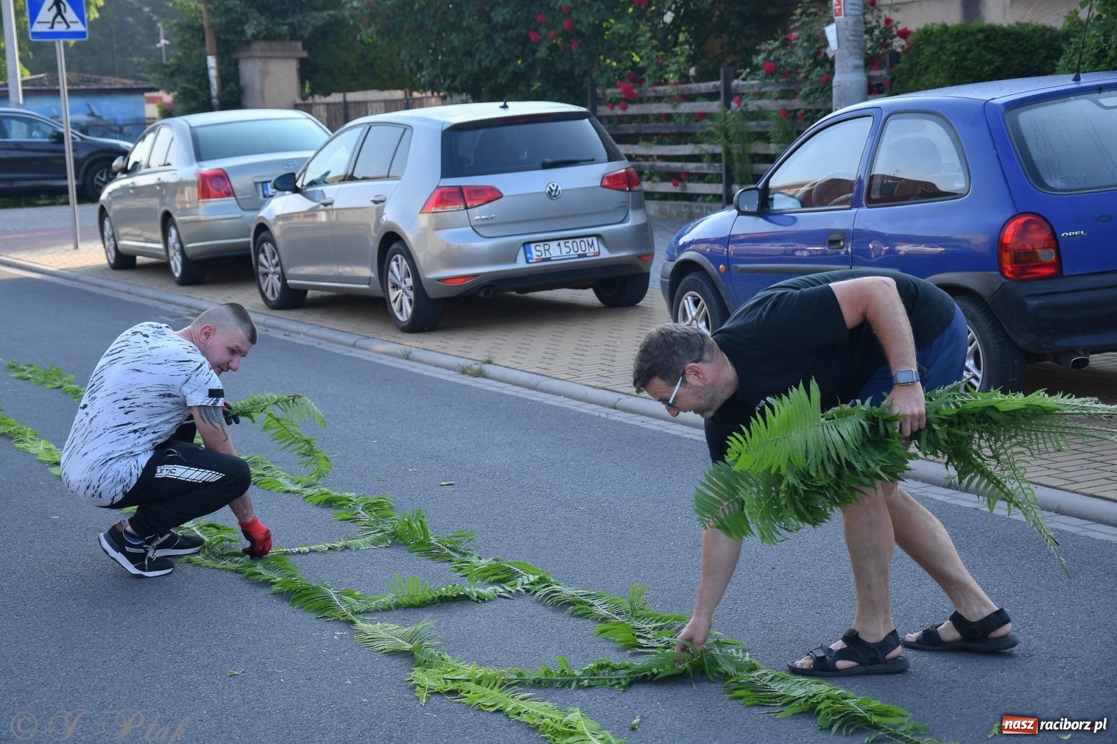Zdjęcie w galerii na portalu naszraciborz.pl: To oni pięknie przystroili Nowe Zagrody i teren wokół kościoła Matki Bożej  wiadomości z regionu