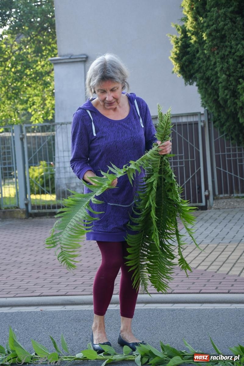 Zdjęcie w galerii na portalu naszraciborz.pl: To oni pięknie przystroili Nowe Zagrody i teren wokół kościoła Matki Bożej  wiadomości z regionu