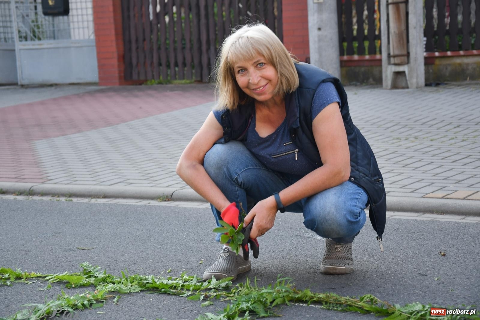 Zdjęcie w galerii na portalu naszraciborz.pl: To oni pięknie przystroili Nowe Zagrody i teren wokół kościoła Matki Bożej  wiadomości z regionu