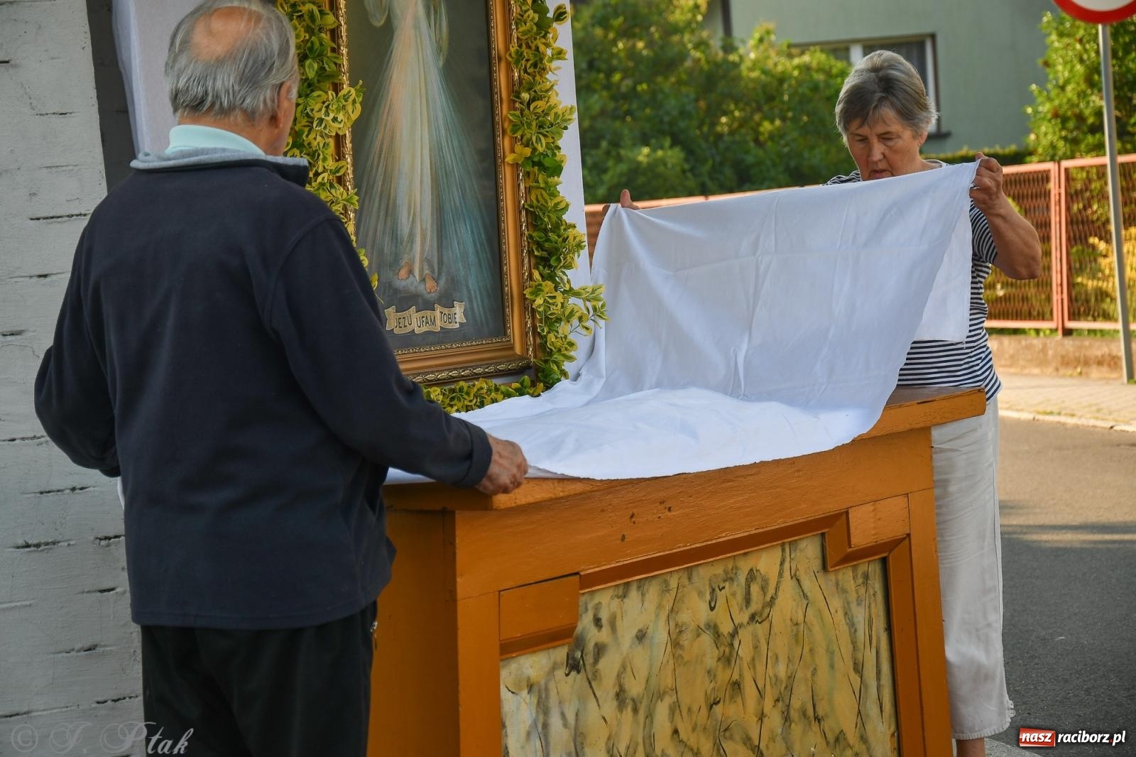 Zdjęcie w galerii na portalu naszraciborz.pl: To oni pięknie przystroili Nowe Zagrody i teren wokół kościoła Matki Bożej  wiadomości z regionu