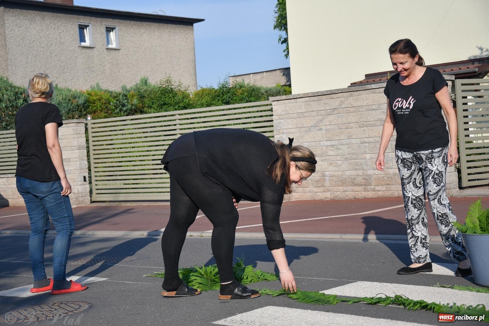 Zdjęcie w galerii na portalu naszraciborz.pl: To oni pięknie przystroili Nowe Zagrody i teren wokół kościoła Matki Bożej  wiadomości z regionu
