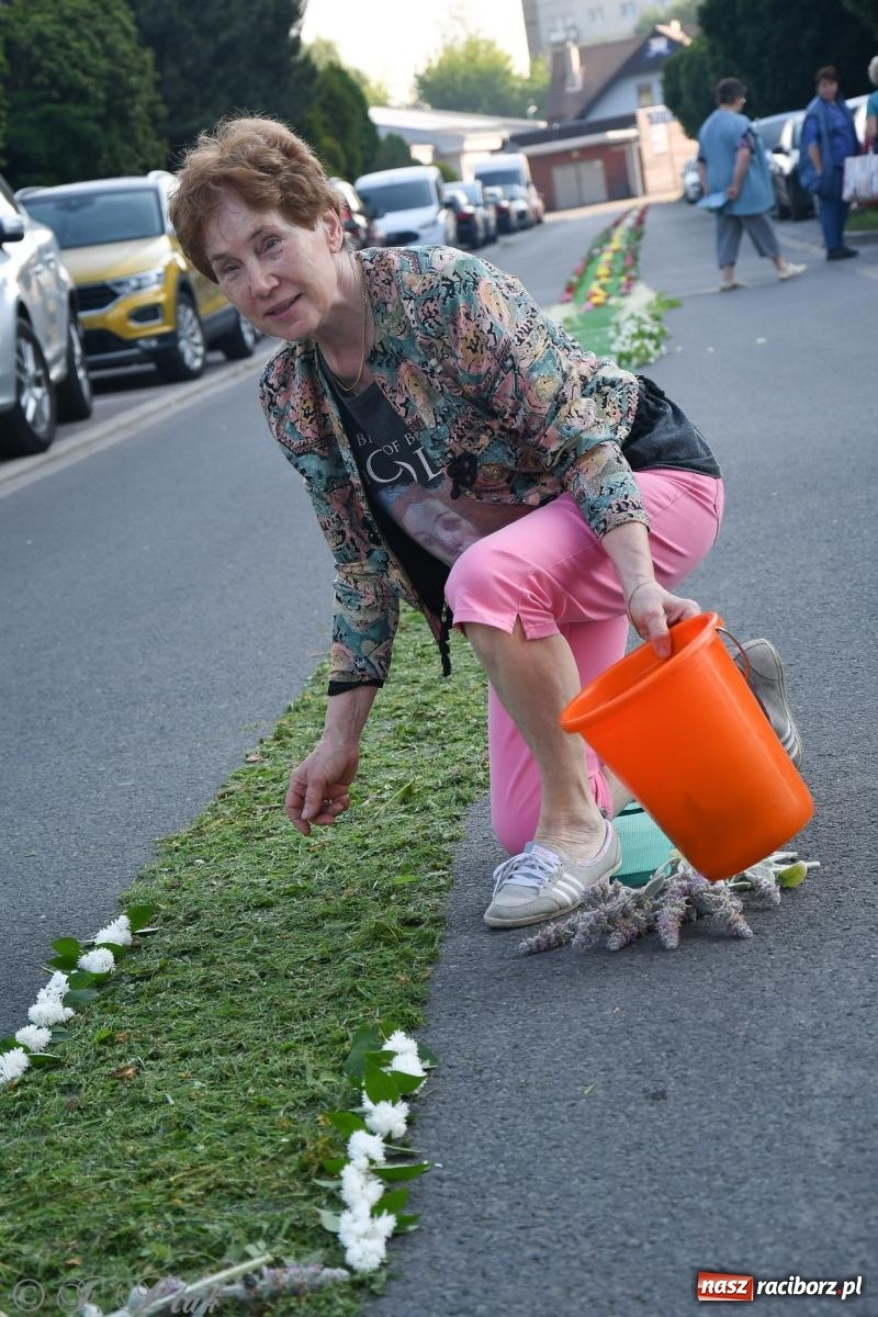 Zdjęcie w galerii na portalu naszraciborz.pl: To oni pięknie przystroili Nowe Zagrody i teren wokół kościoła Matki Bożej  wiadomości z regionu