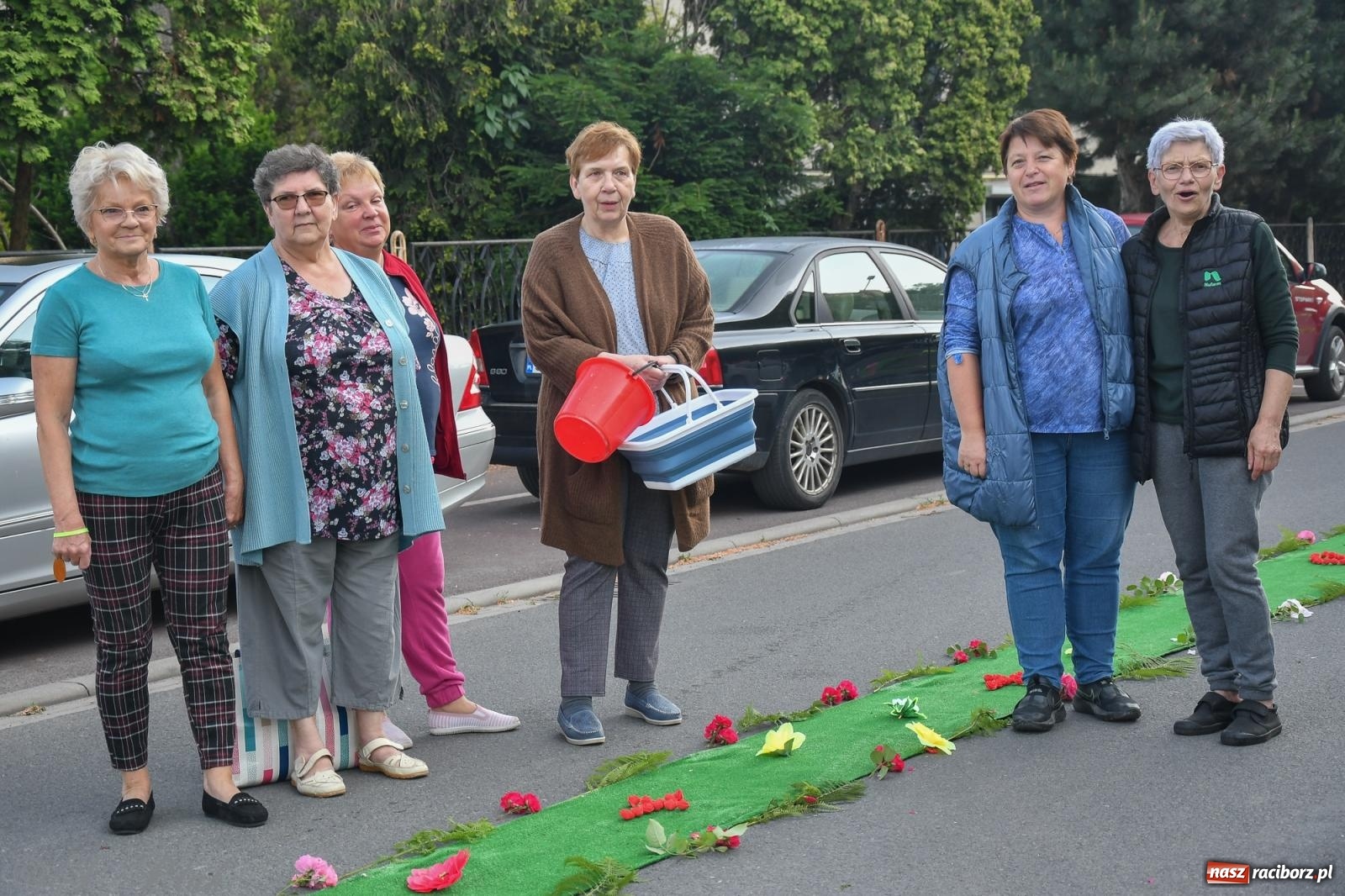Zdjęcie w galerii na portalu naszraciborz.pl: To oni pięknie przystroili Nowe Zagrody i teren wokół kościoła Matki Bożej  wiadomości z regionu