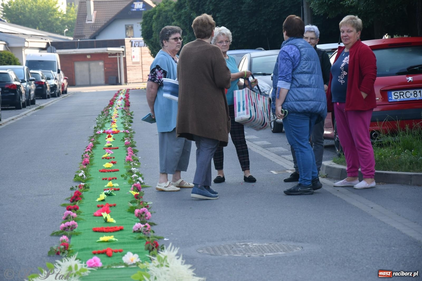Zdjęcie w galerii na portalu naszraciborz.pl: To oni pięknie przystroili Nowe Zagrody i teren wokół kościoła Matki Bożej  wiadomości z regionu