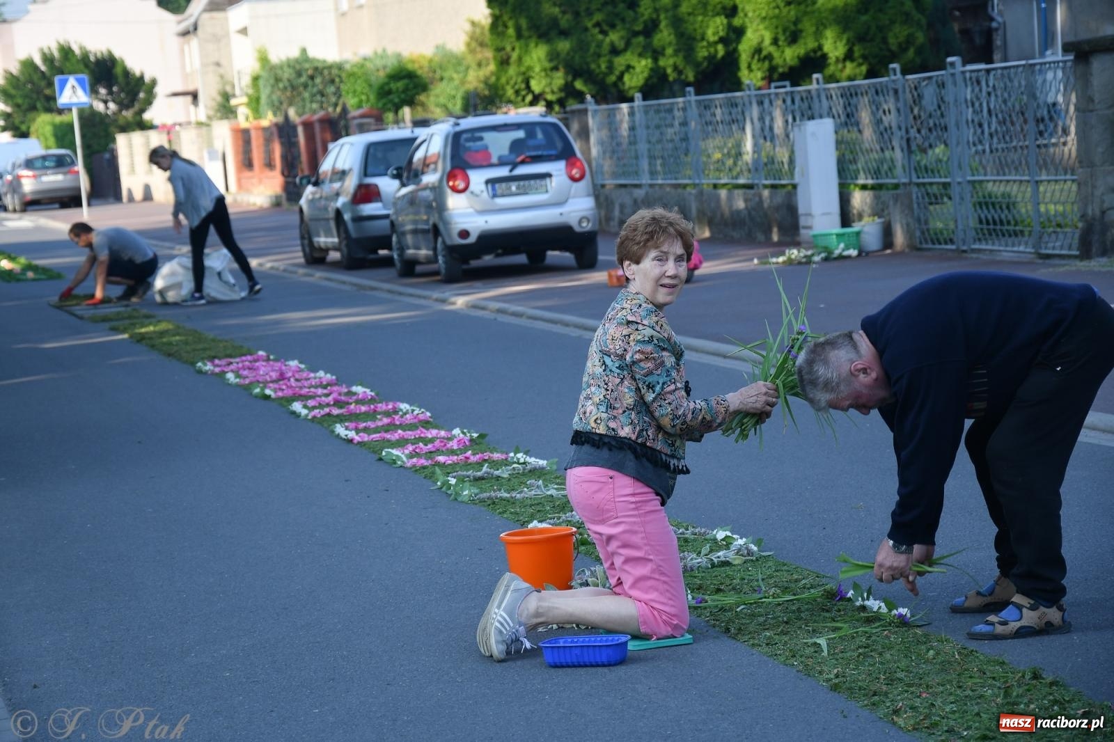 Zdjęcie w galerii na portalu naszraciborz.pl: To oni pięknie przystroili Nowe Zagrody i teren wokół kościoła Matki Bożej  wiadomości z regionu