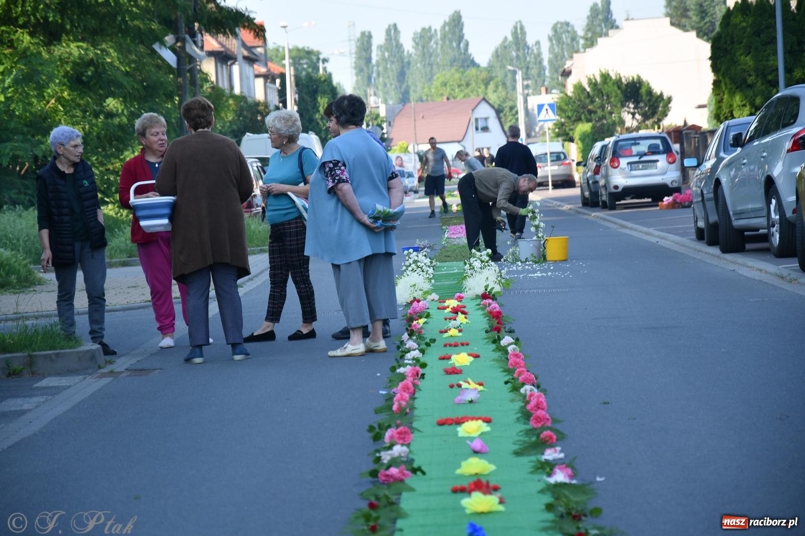 Zdjęcie w galerii na portalu naszraciborz.pl: To oni pięknie przystroili Nowe Zagrody i teren wokół kościoła Matki Bożej  wiadomości z regionu