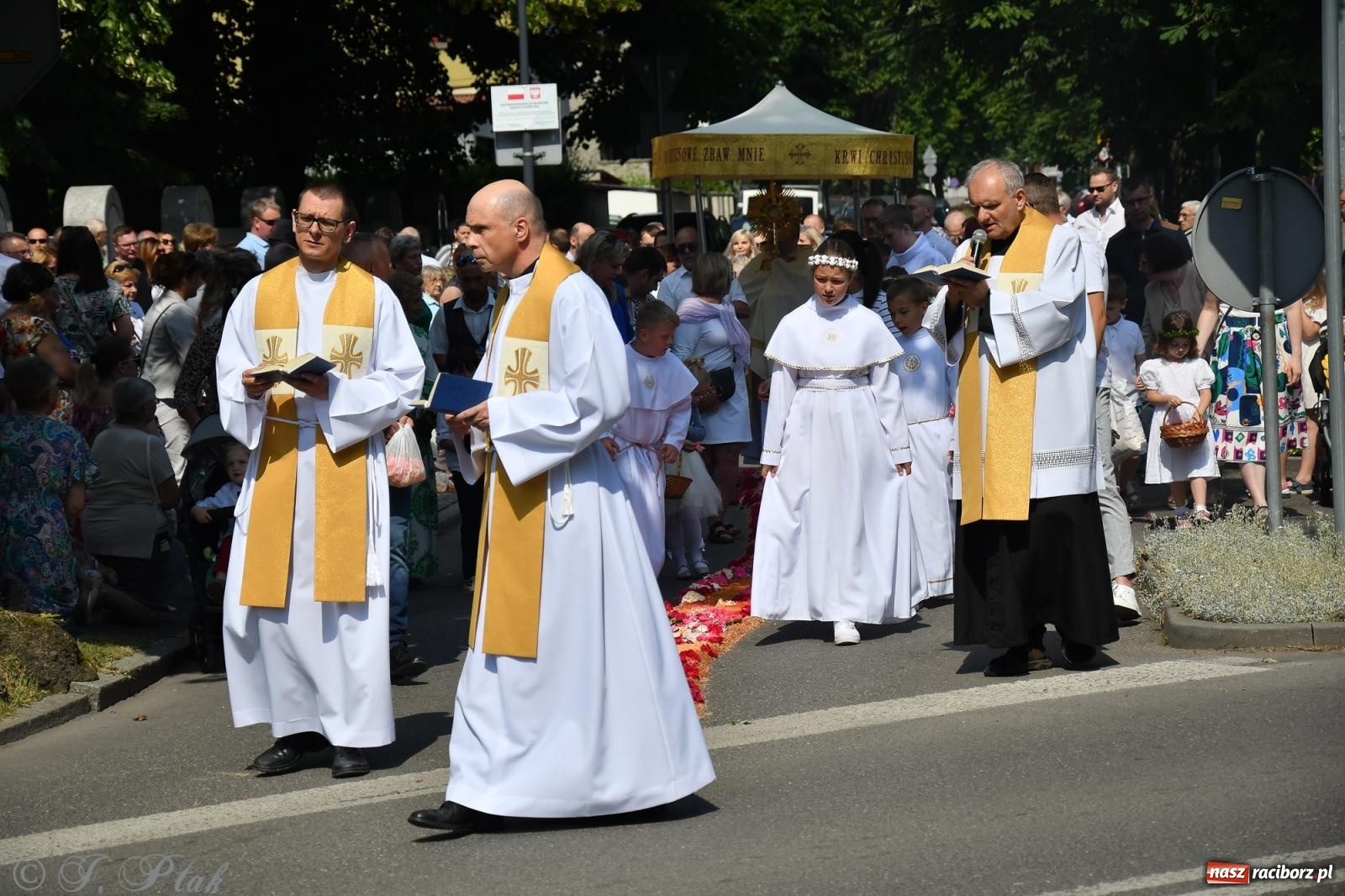 Zdjęcie w galerii na portalu naszraciborz.pl: Boże Ciało w największej raciborskiej parafii, na Nowych Zagrodach [FOTO i WIDEO] wiadomości z regionu