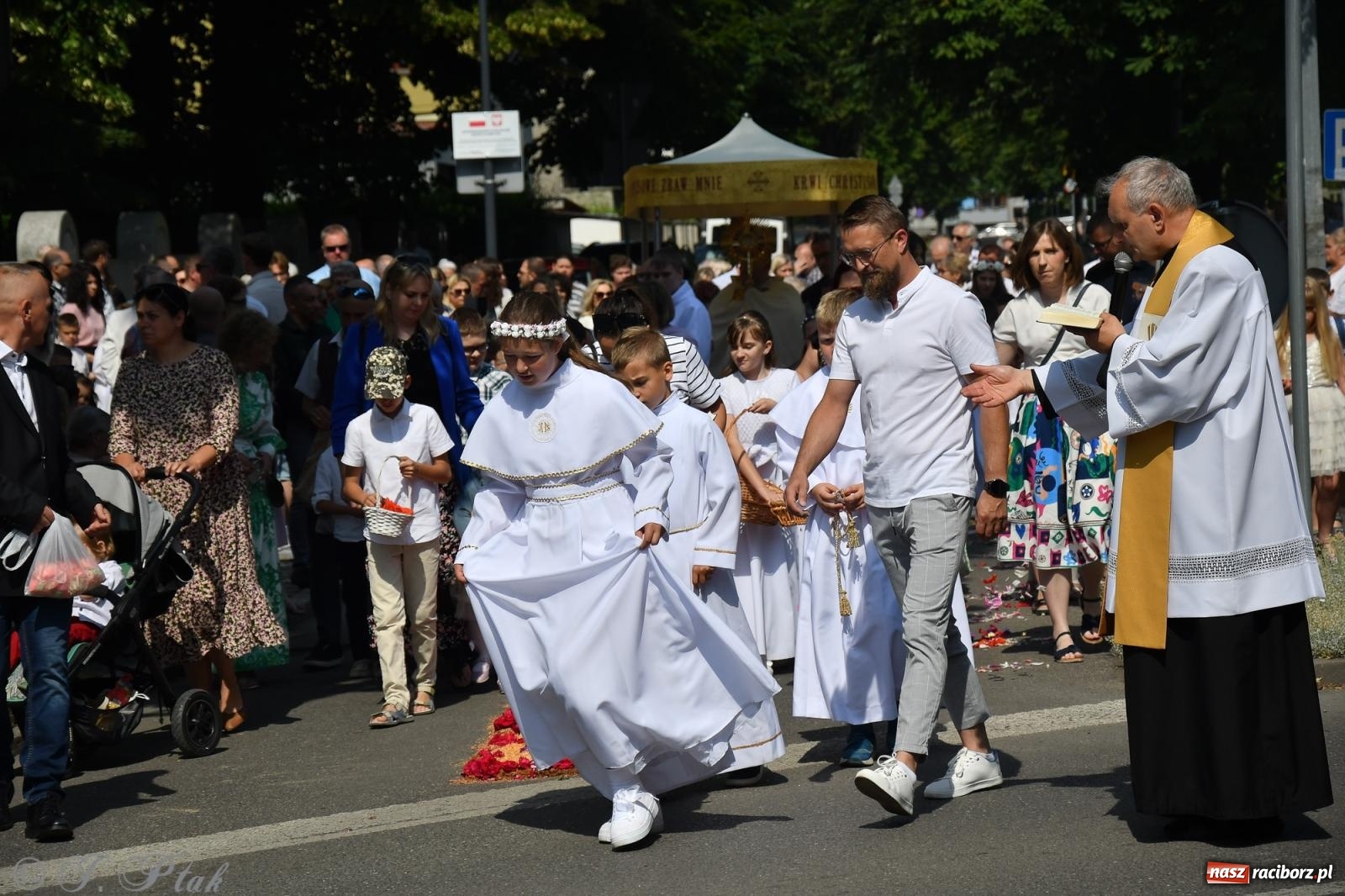 Zdjęcie w galerii na portalu naszraciborz.pl: Boże Ciało w największej raciborskiej parafii, na Nowych Zagrodach [FOTO i WIDEO] wiadomości z regionu