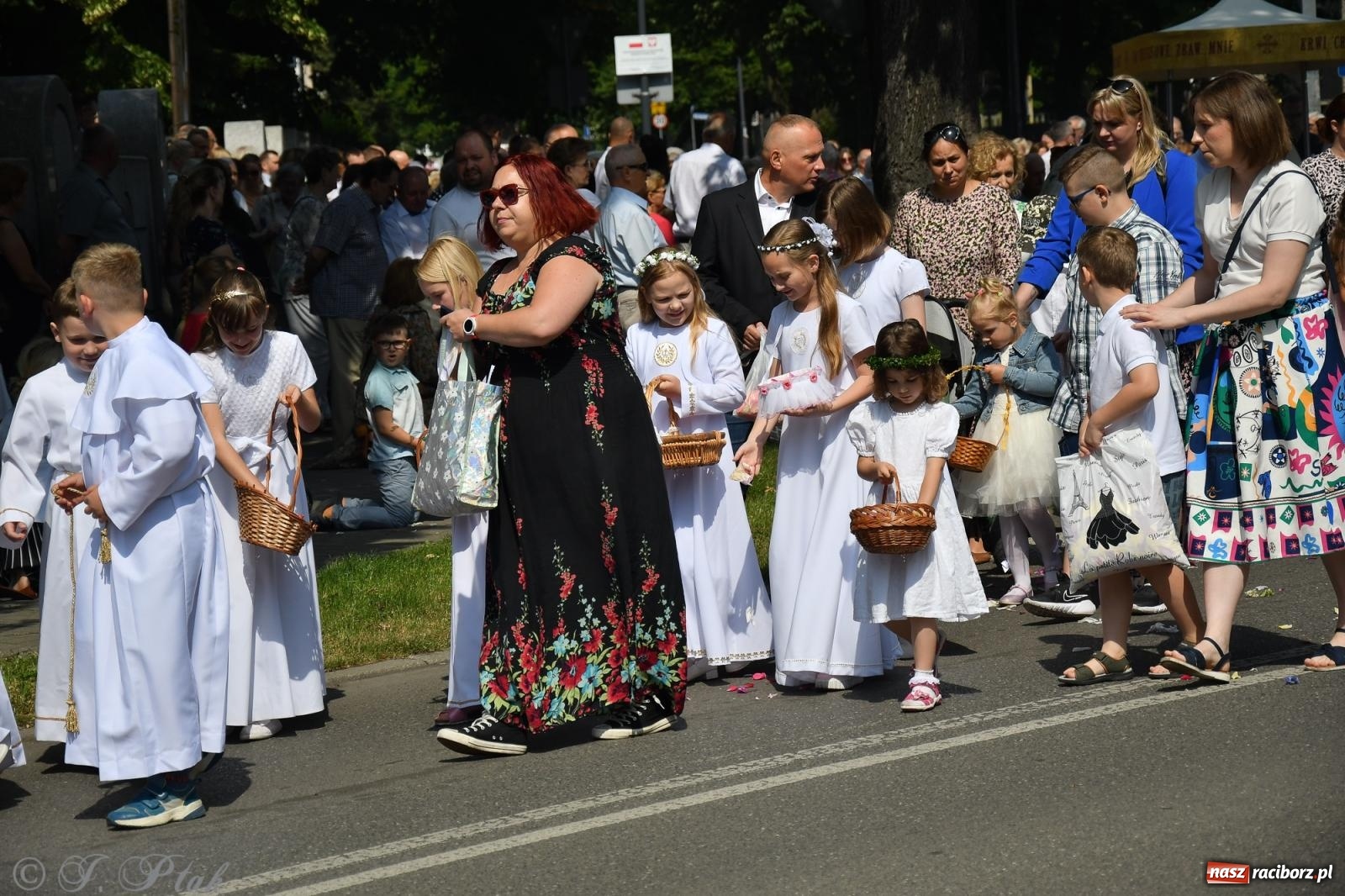 Zdjęcie w galerii na portalu naszraciborz.pl: Boże Ciało w największej raciborskiej parafii, na Nowych Zagrodach [FOTO i WIDEO] wiadomości z regionu