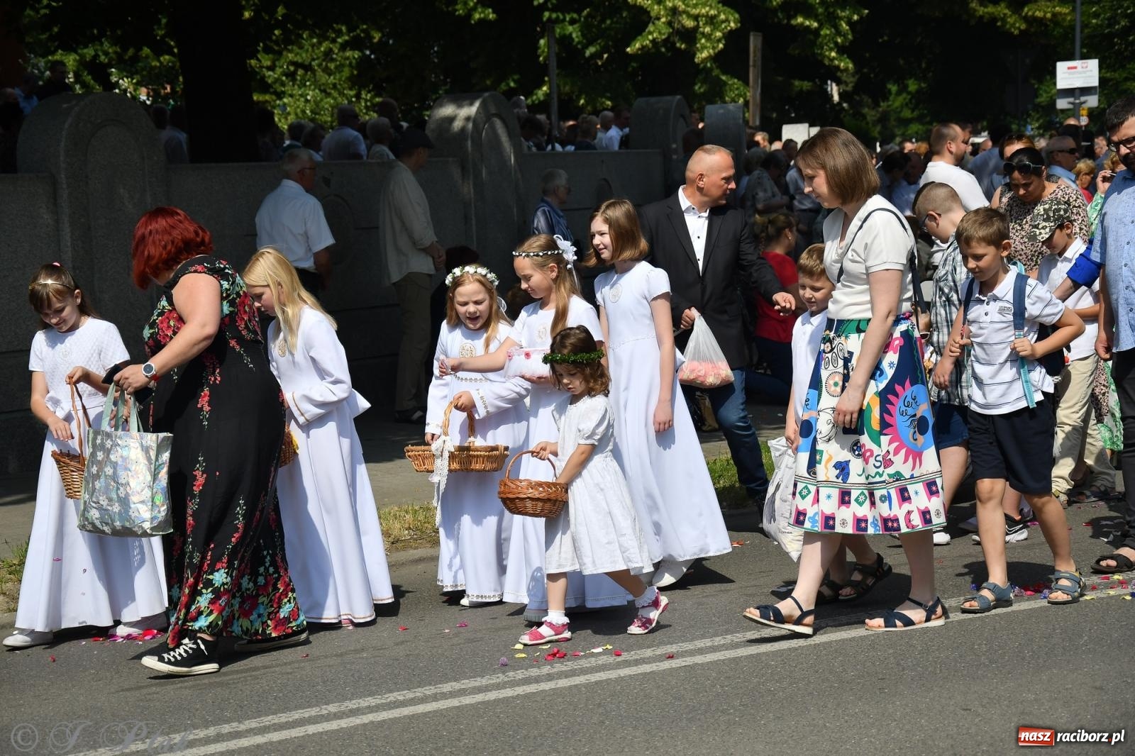 Zdjęcie w galerii na portalu naszraciborz.pl: Boże Ciało w największej raciborskiej parafii, na Nowych Zagrodach [FOTO i WIDEO] wiadomości z regionu