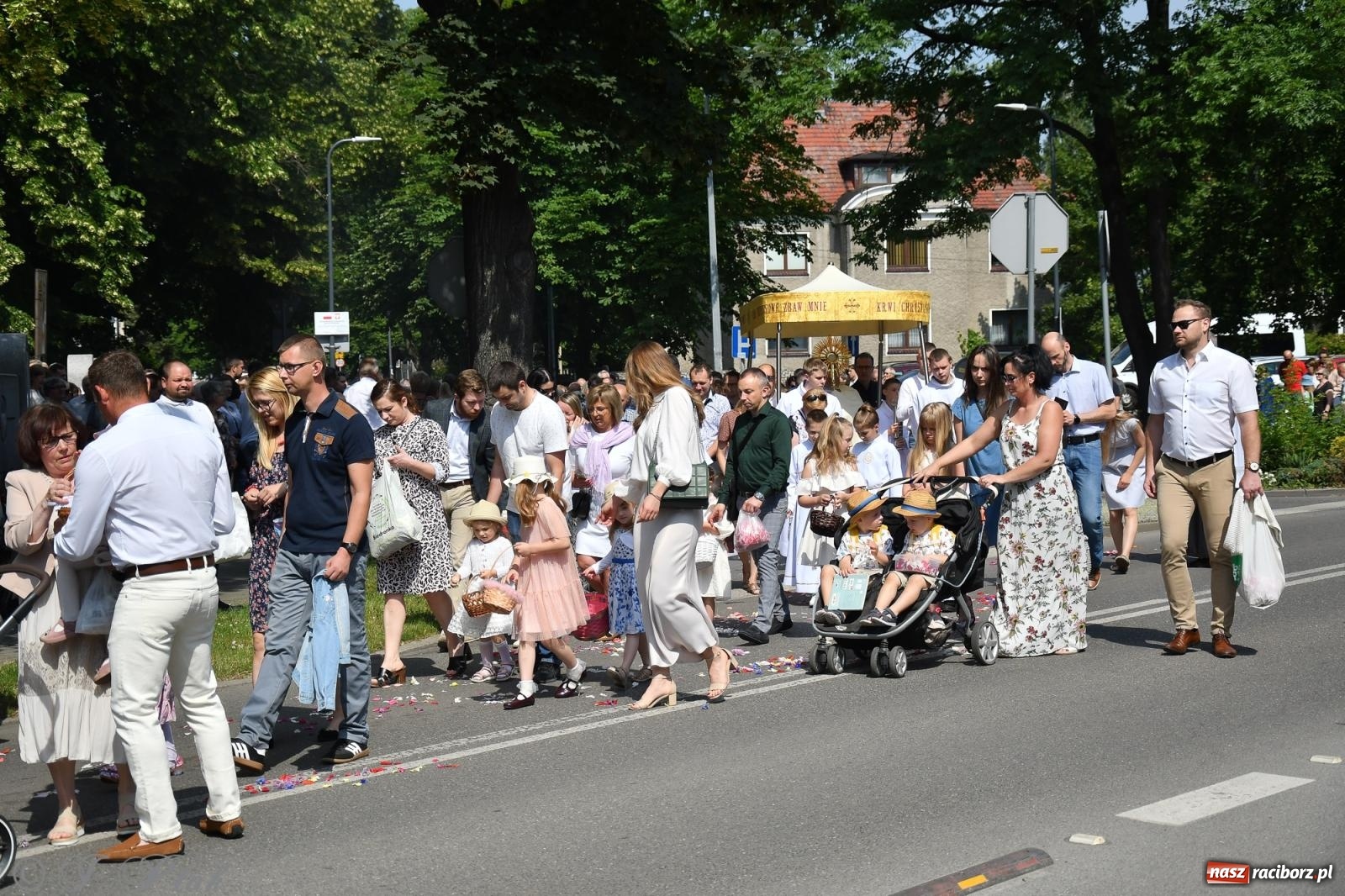 Zdjęcie w galerii na portalu naszraciborz.pl: Boże Ciało w największej raciborskiej parafii, na Nowych Zagrodach [FOTO i WIDEO] wiadomości z regionu