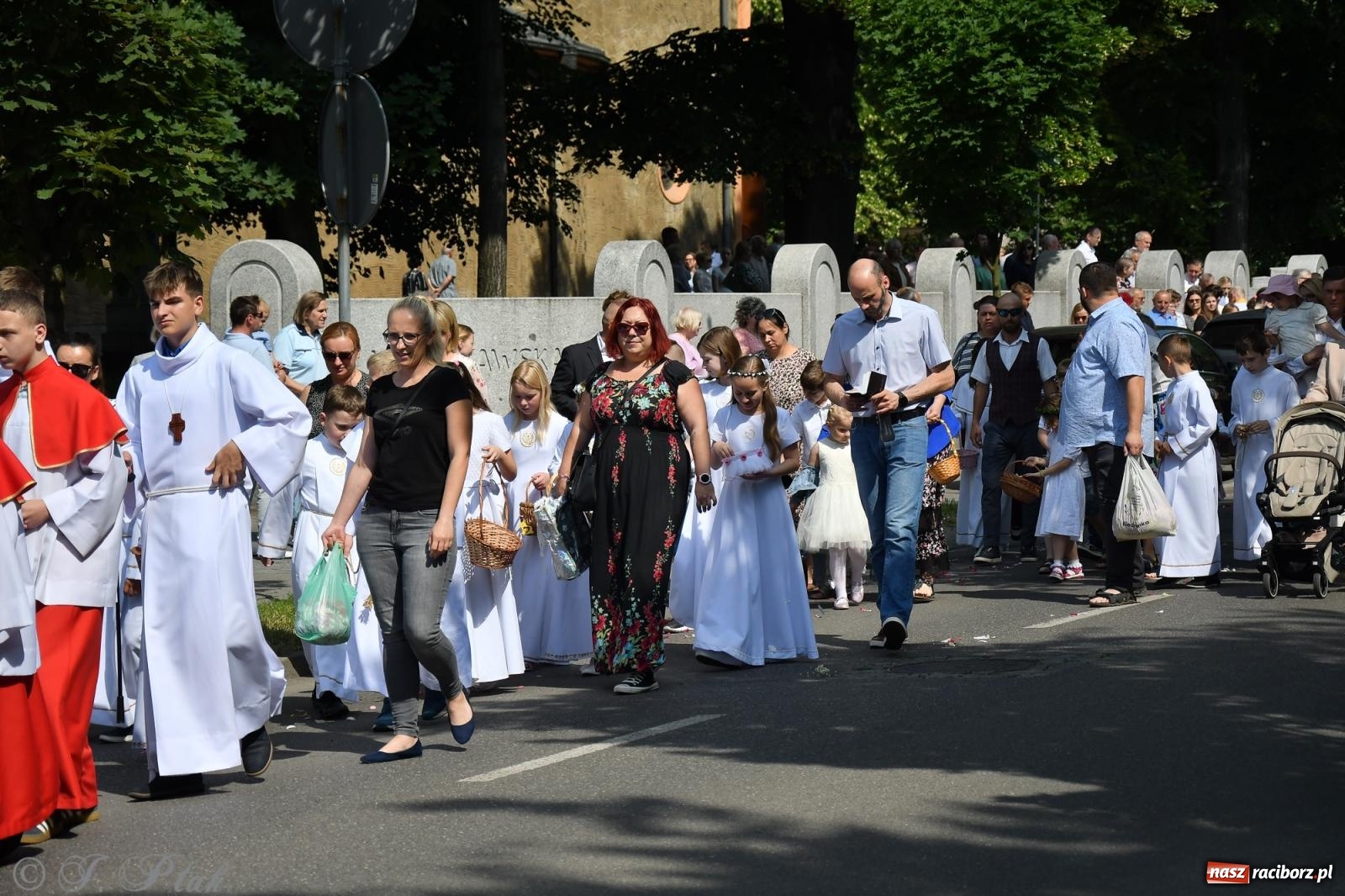 Zdjęcie w galerii na portalu naszraciborz.pl: Boże Ciało w największej raciborskiej parafii, na Nowych Zagrodach [FOTO i WIDEO] wiadomości z regionu
