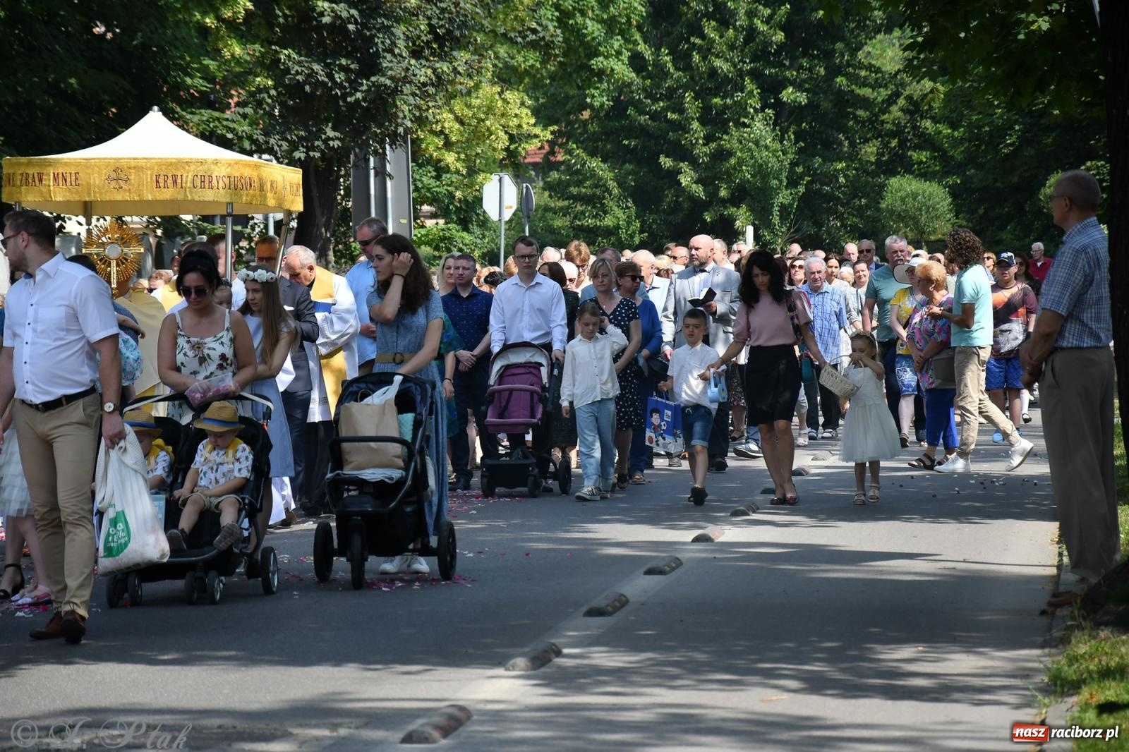 Zdjęcie w galerii na portalu naszraciborz.pl: Boże Ciało w największej raciborskiej parafii, na Nowych Zagrodach [FOTO i WIDEO] wiadomości z regionu