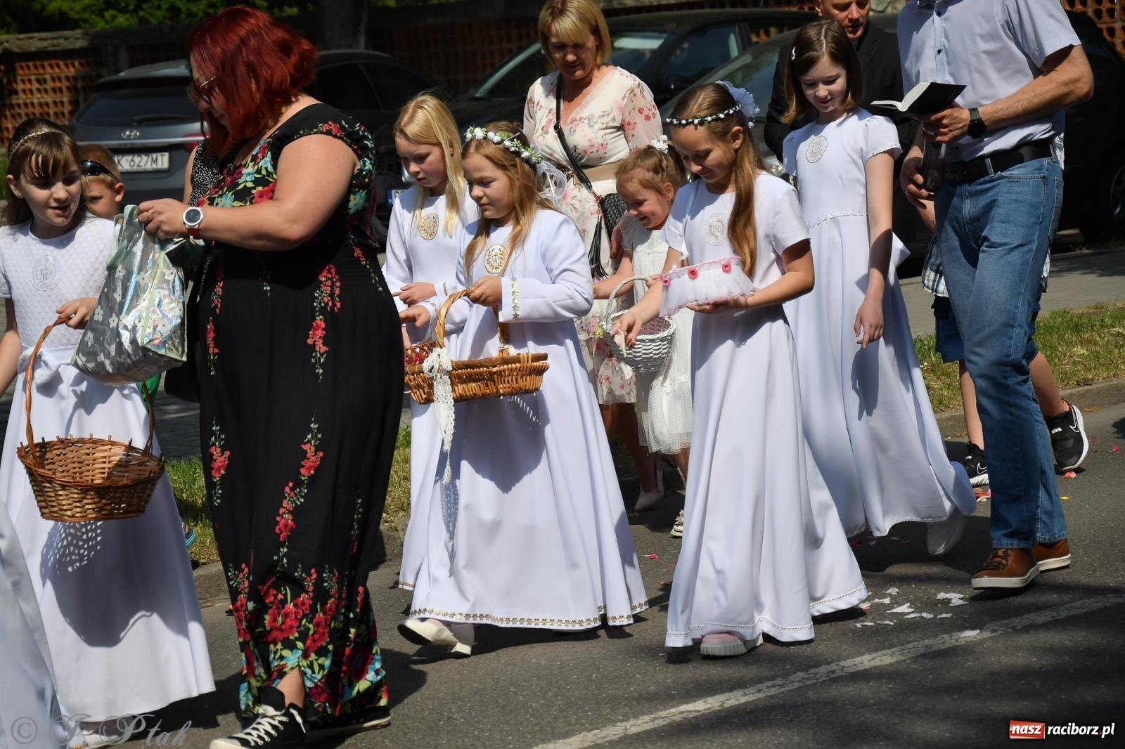 Zdjęcie w galerii na portalu naszraciborz.pl: Boże Ciało w największej raciborskiej parafii, na Nowych Zagrodach [FOTO i WIDEO] wiadomości z regionu