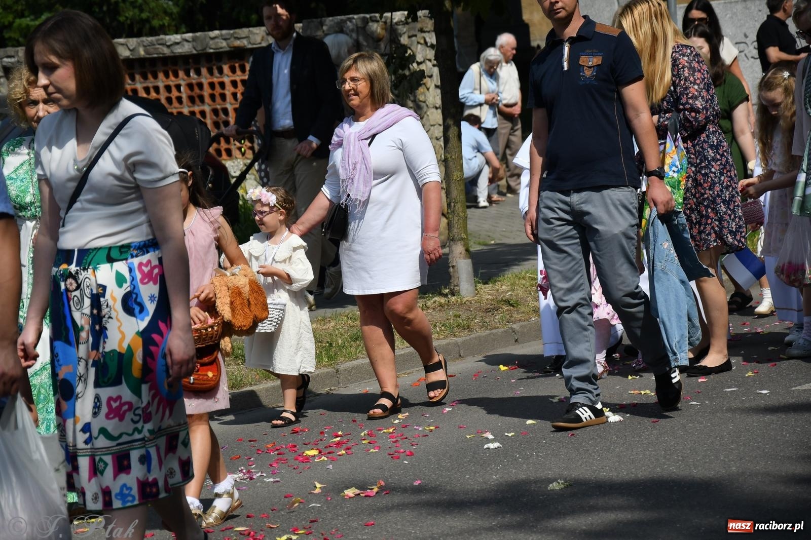 Zdjęcie w galerii na portalu naszraciborz.pl: Boże Ciało w największej raciborskiej parafii, na Nowych Zagrodach [FOTO i WIDEO] wiadomości z regionu