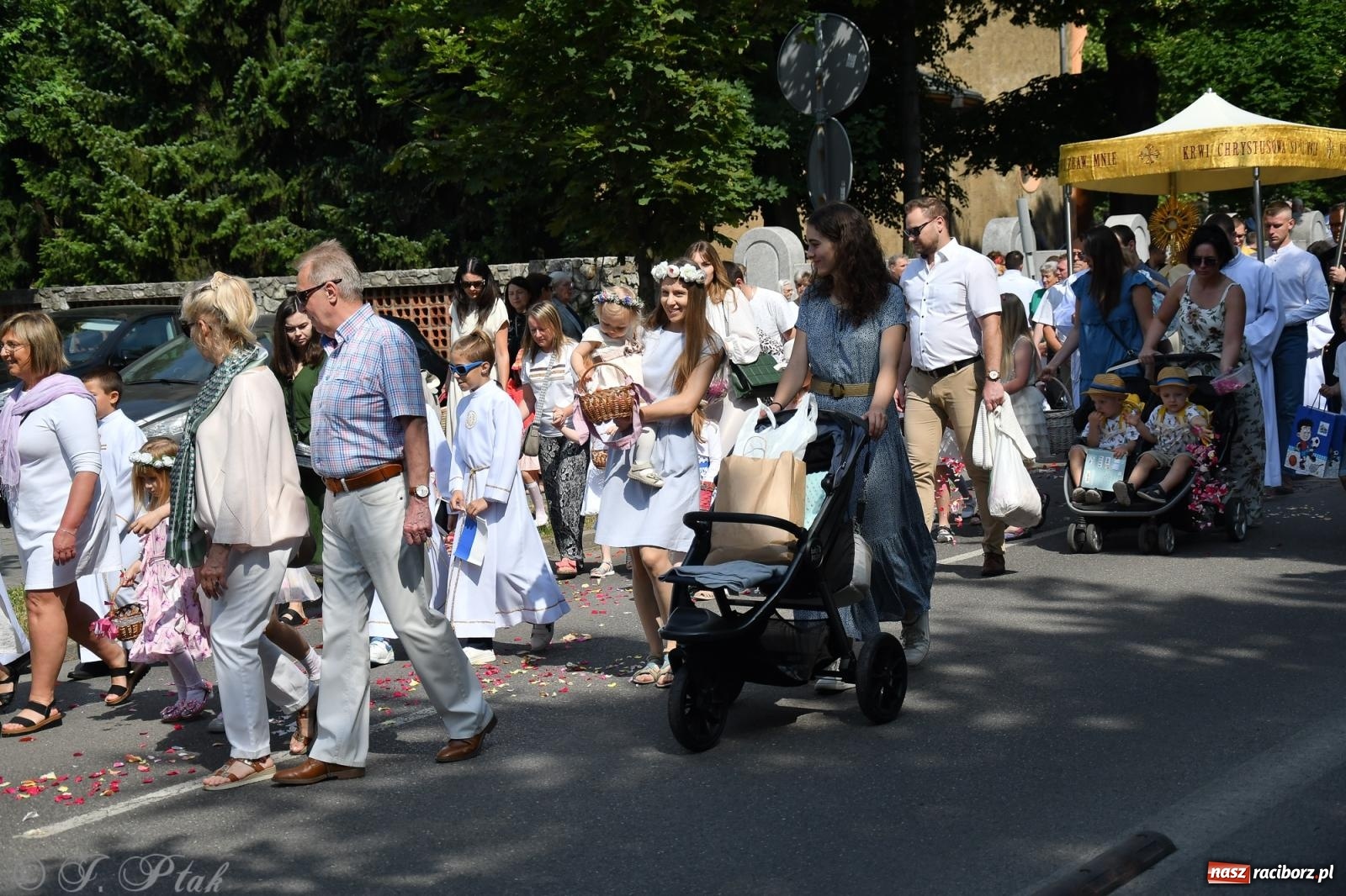 Zdjęcie w galerii na portalu naszraciborz.pl: Boże Ciało w największej raciborskiej parafii, na Nowych Zagrodach [FOTO i WIDEO] wiadomości z regionu