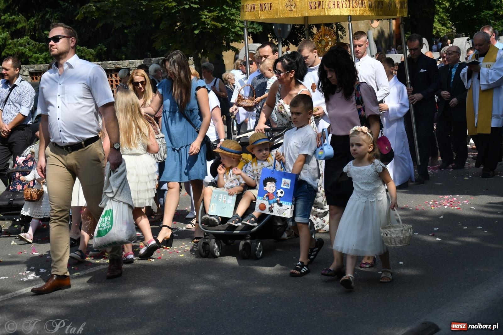 Zdjęcie w galerii na portalu naszraciborz.pl: Boże Ciało w największej raciborskiej parafii, na Nowych Zagrodach [FOTO i WIDEO] wiadomości z regionu