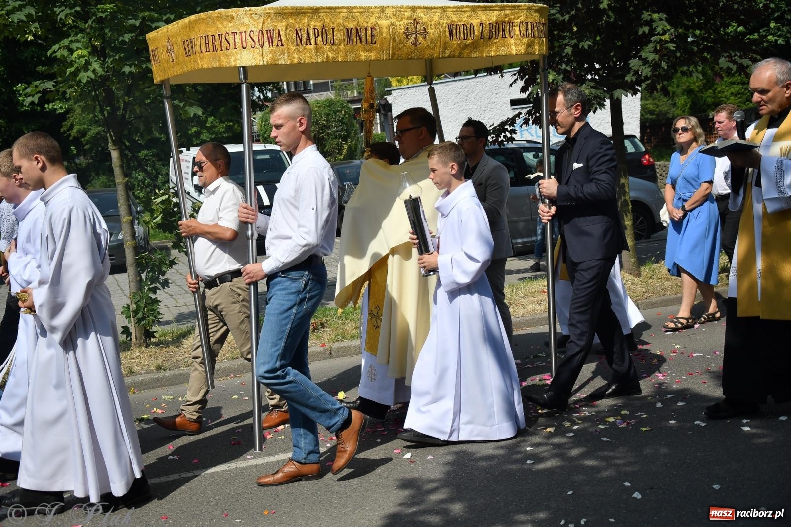 Zdjęcie w galerii na portalu naszraciborz.pl: Boże Ciało w największej raciborskiej parafii, na Nowych Zagrodach [FOTO i WIDEO] wiadomości z regionu