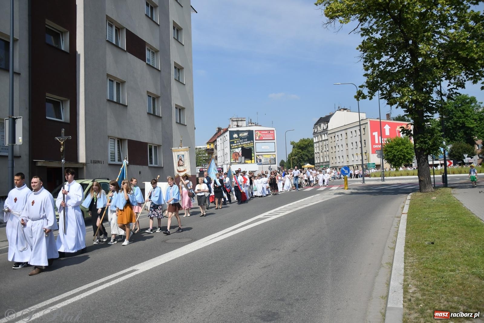 Zdjęcie w galerii na portalu naszraciborz.pl: Boże Ciało w największej raciborskiej parafii, na Nowych Zagrodach [FOTO i WIDEO] wiadomości z regionu