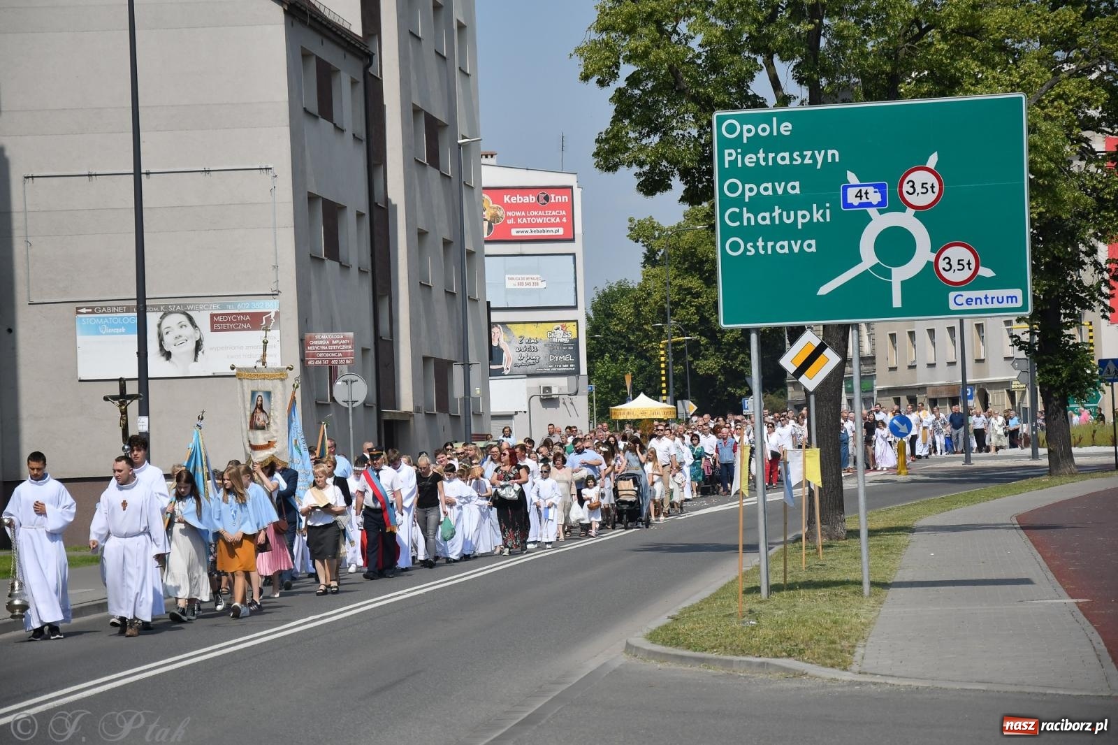 Zdjęcie w galerii na portalu naszraciborz.pl: Boże Ciało w największej raciborskiej parafii, na Nowych Zagrodach [FOTO i WIDEO] wiadomości z regionu