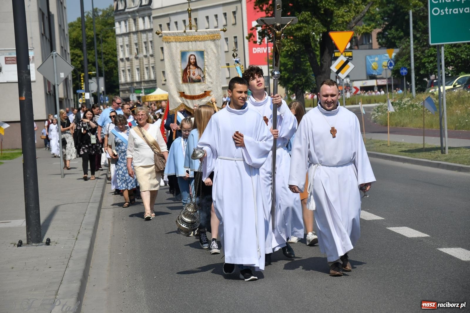 Zdjęcie w galerii na portalu naszraciborz.pl: Boże Ciało w największej raciborskiej parafii, na Nowych Zagrodach [FOTO i WIDEO] wiadomości z regionu