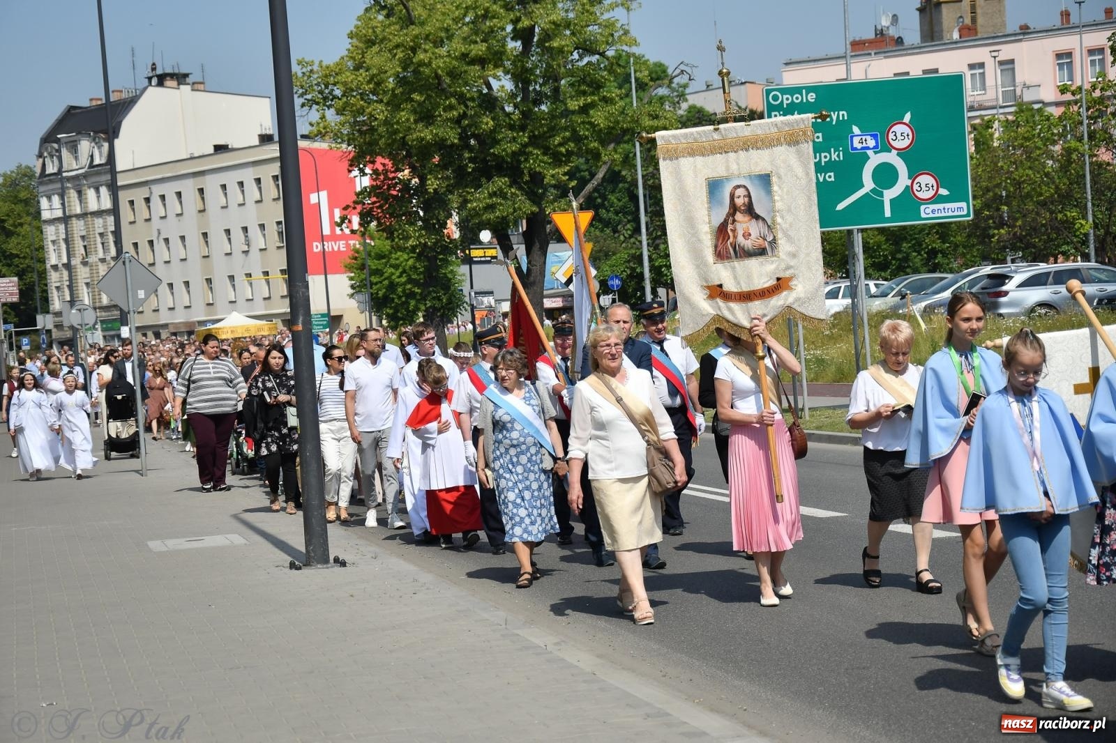 Zdjęcie w galerii na portalu naszraciborz.pl: Boże Ciało w największej raciborskiej parafii, na Nowych Zagrodach [FOTO i WIDEO] wiadomości z regionu