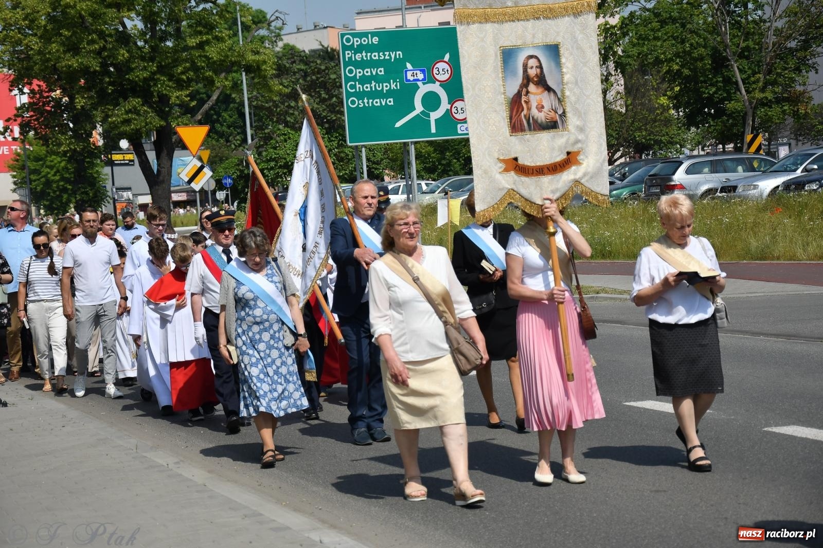 Zdjęcie w galerii na portalu naszraciborz.pl: Boże Ciało w największej raciborskiej parafii, na Nowych Zagrodach [FOTO i WIDEO] wiadomości z regionu