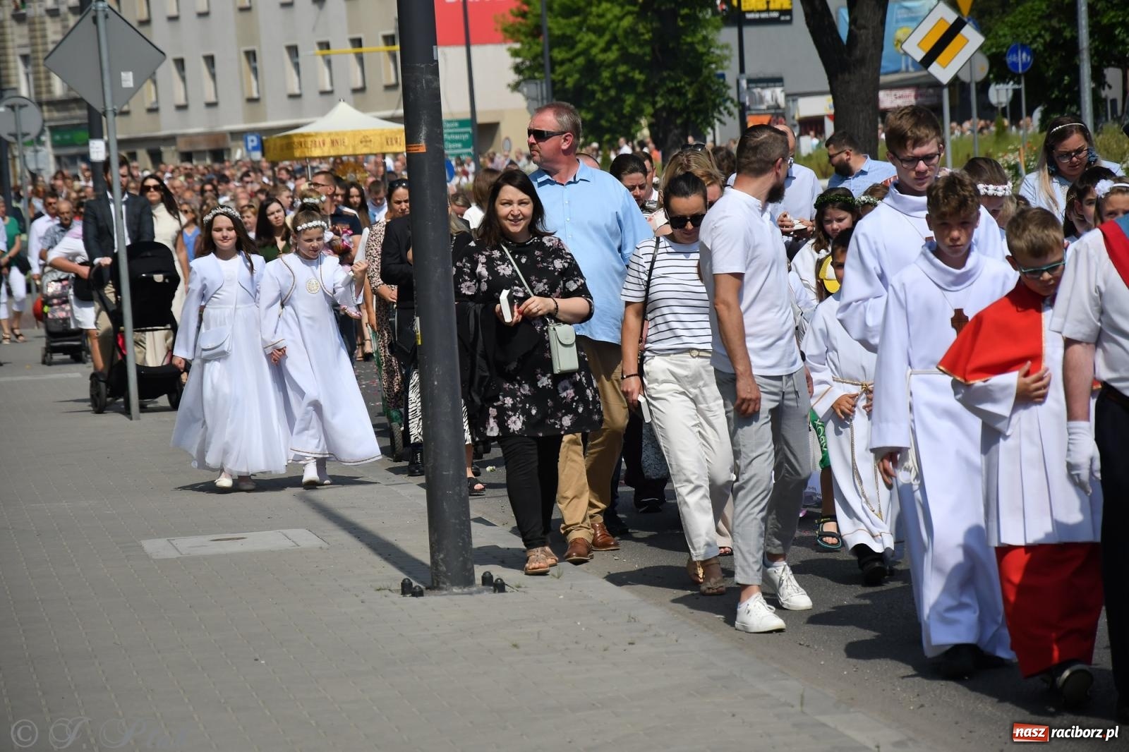 Zdjęcie w galerii na portalu naszraciborz.pl: Boże Ciało w największej raciborskiej parafii, na Nowych Zagrodach [FOTO i WIDEO] wiadomości z regionu