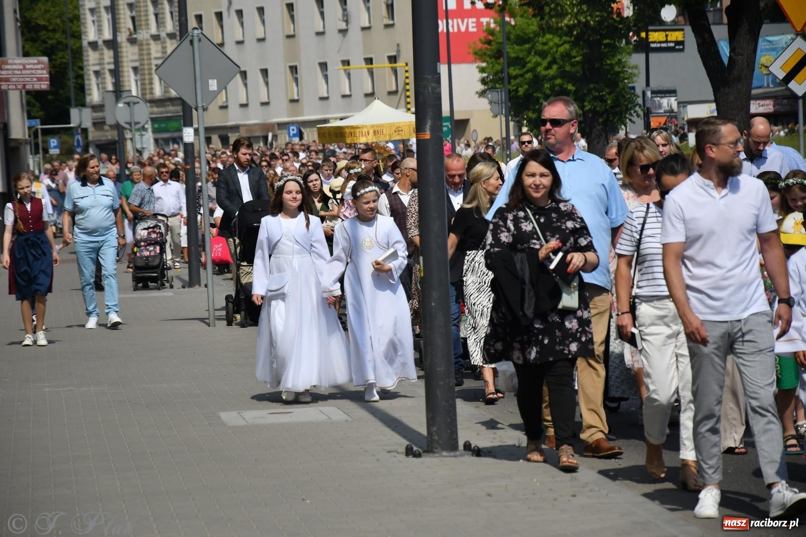 Zdjęcie w galerii na portalu naszraciborz.pl: Boże Ciało w największej raciborskiej parafii, na Nowych Zagrodach [FOTO i WIDEO] wiadomości z regionu