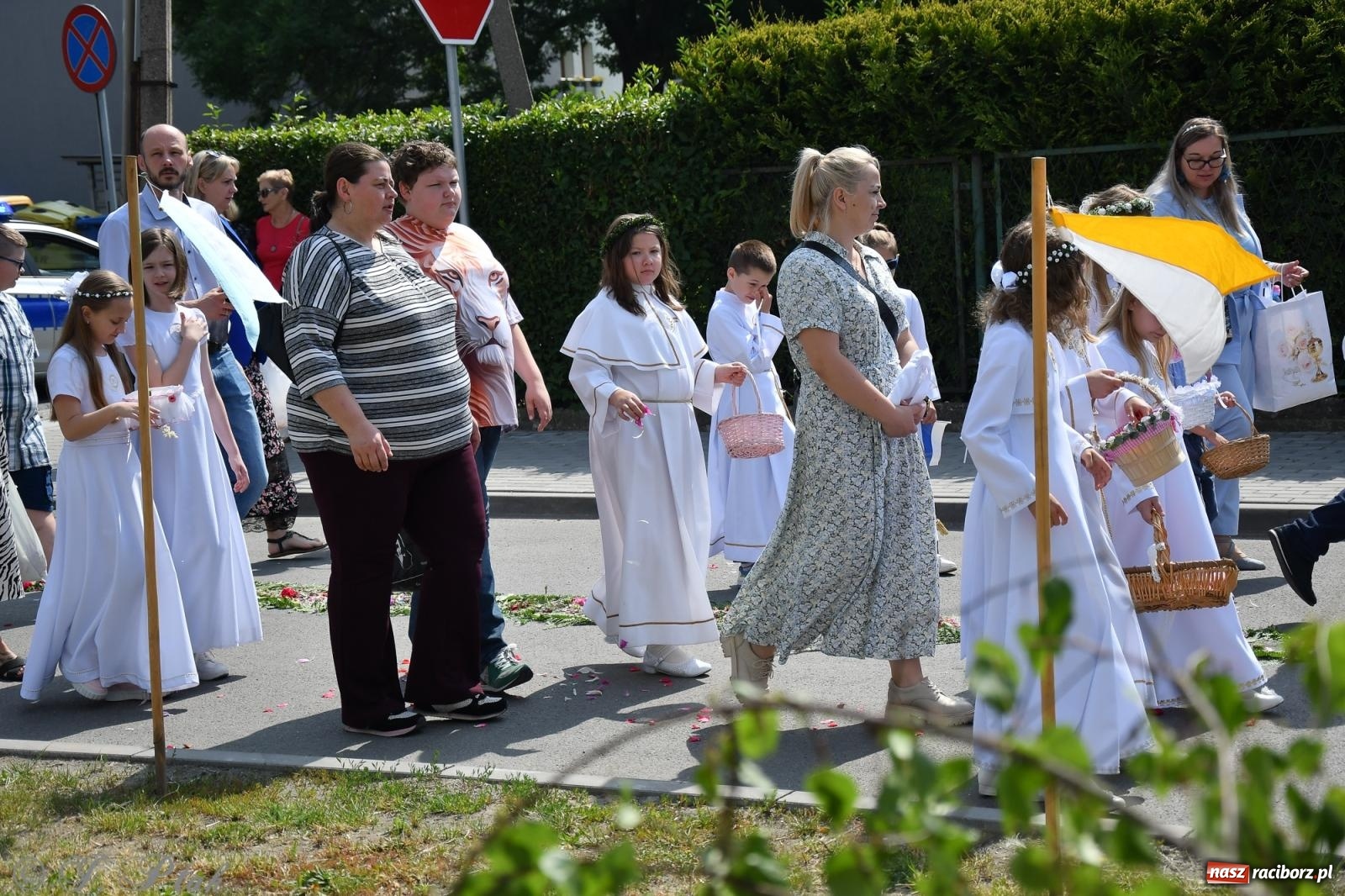 Zdjęcie w galerii na portalu naszraciborz.pl: Boże Ciało w największej raciborskiej parafii, na Nowych Zagrodach [FOTO i WIDEO] wiadomości z regionu
