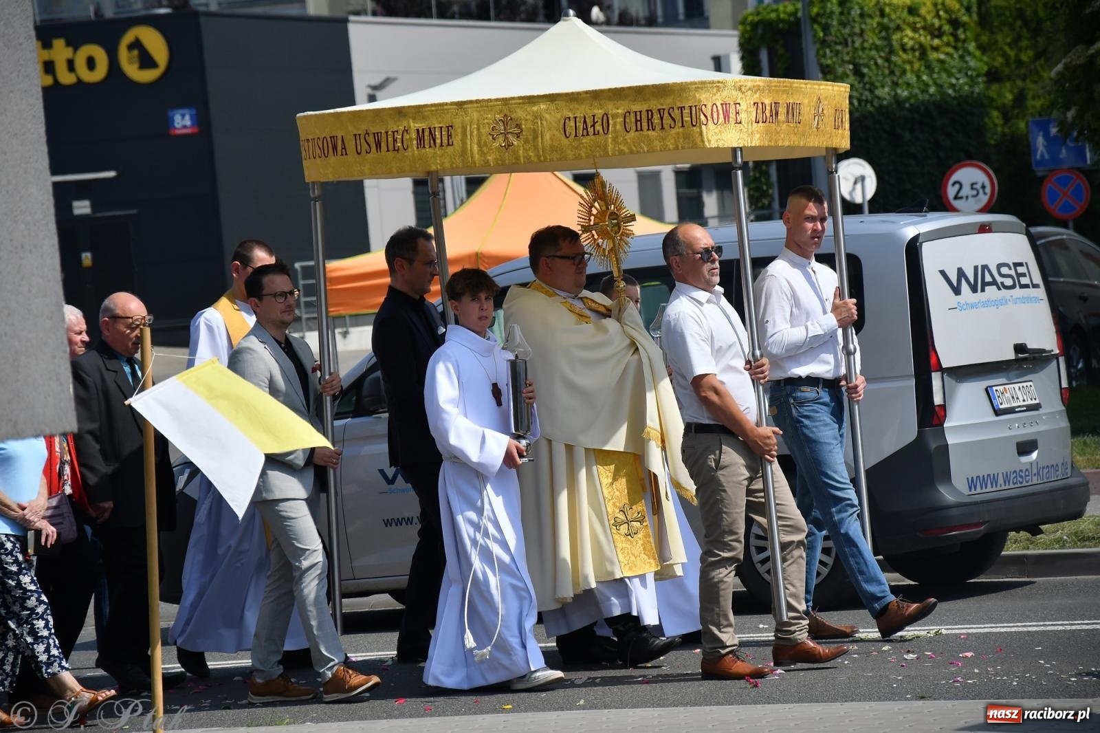 Zdjęcie w galerii na portalu naszraciborz.pl: Boże Ciało w największej raciborskiej parafii, na Nowych Zagrodach [FOTO i WIDEO] wiadomości z regionu