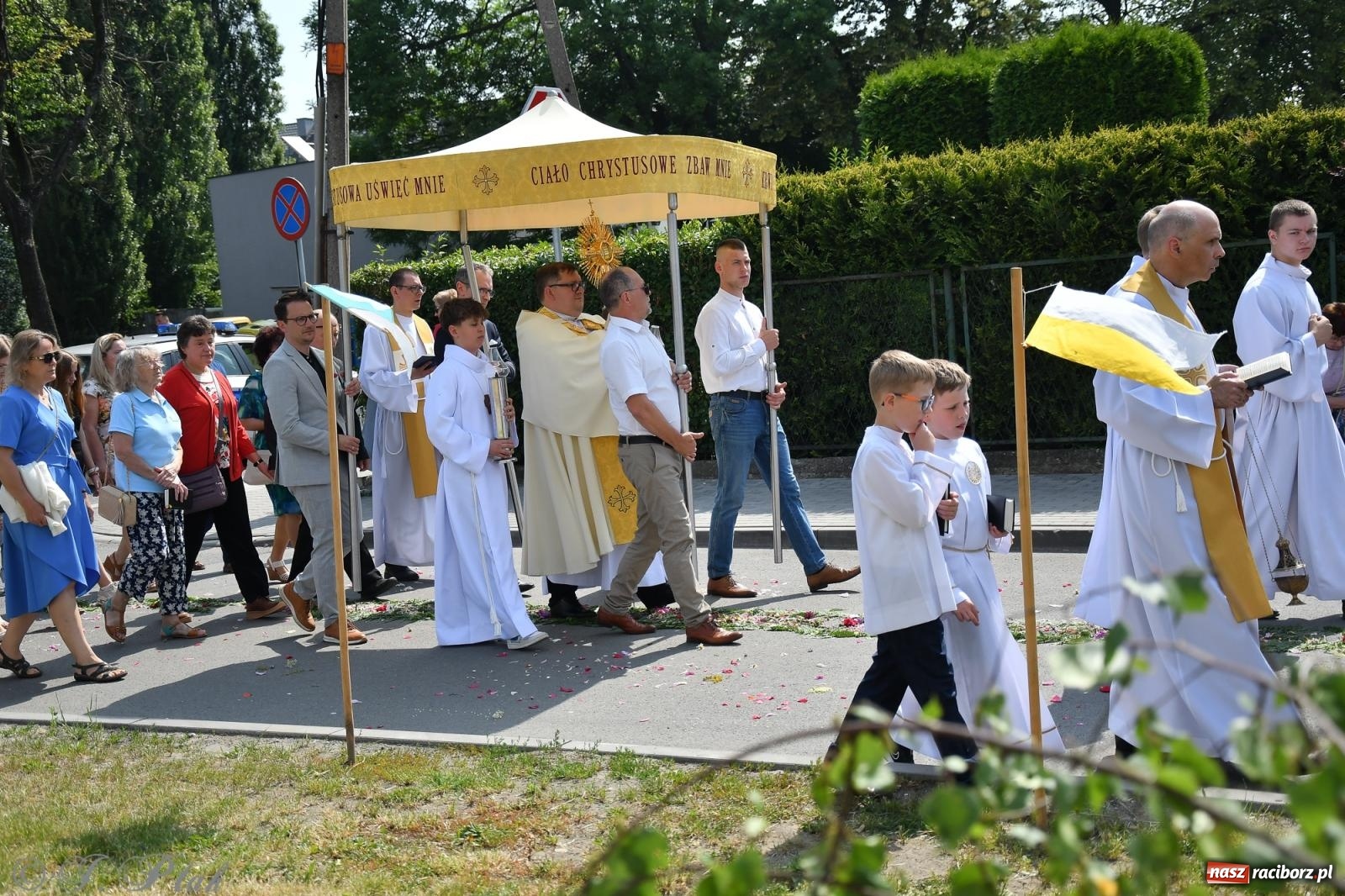 Zdjęcie w galerii na portalu naszraciborz.pl: Boże Ciało w największej raciborskiej parafii, na Nowych Zagrodach [FOTO i WIDEO] wiadomości z regionu